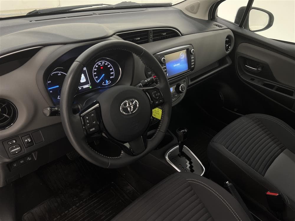 Toyota Yaris 1.5 Hybrid 101hk B-Kam Lane Assist Låg Skatt 
