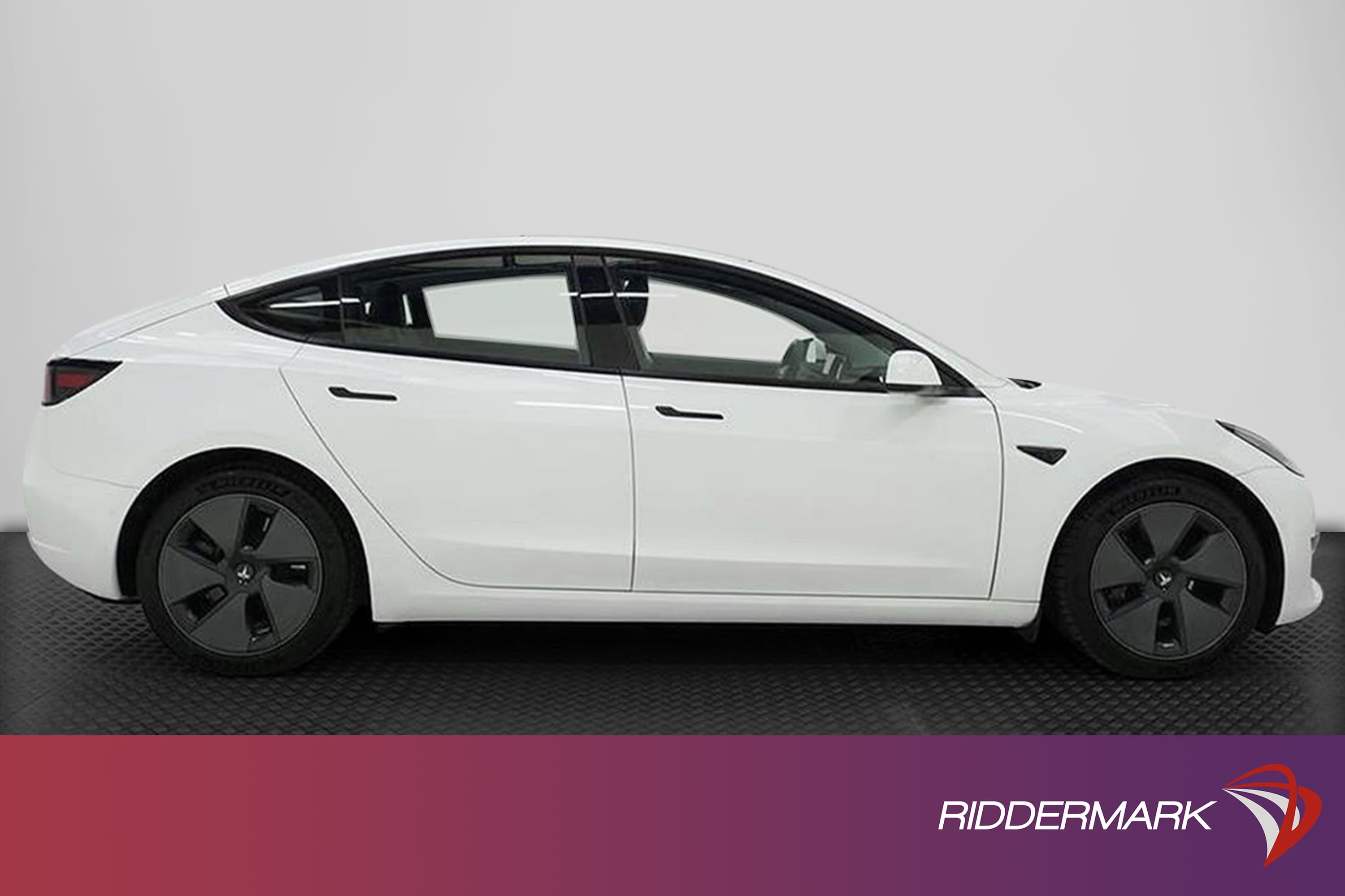 Tesla Model 3 Long Range AWD 440hk Svensksåld Premiumexteriör