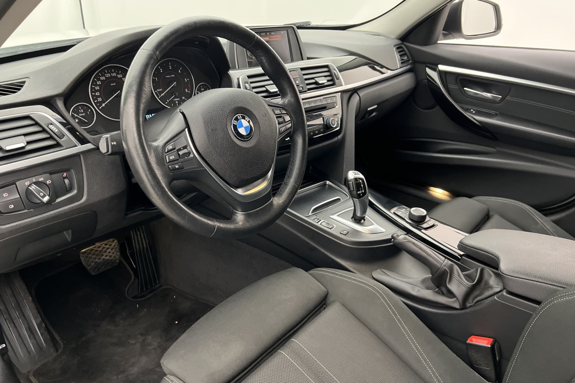 BMW 318 d Touring 150hk Sport line Drag Sensorer Rattvärme