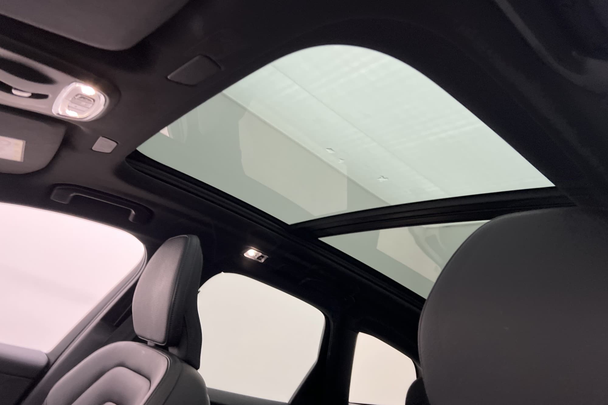 Volvo XC60 B4 AWD R-Design Pano Värmare Skinn VOC Kamera