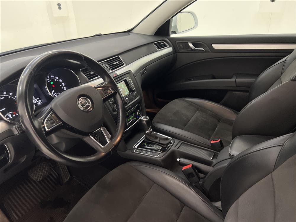 Skoda Superb 2.0 TDI 170hk Värmare Navi Drag 0,54l/milinteriör