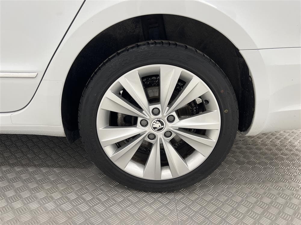 Skoda Superb 2.0 TDI 170hk Värmare Navi Drag 0,54l/milinteriör