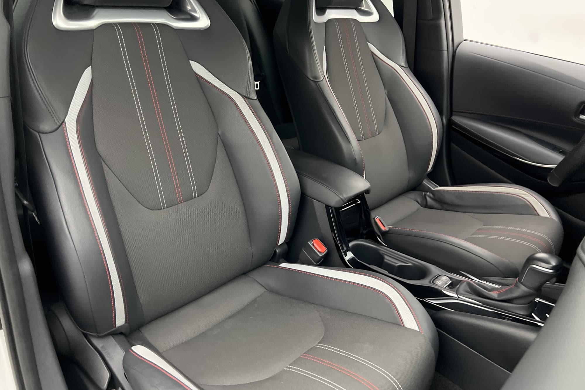 Toyota Corolla Hybrid GR Sport HUD Kamera Halvskinn MOMS