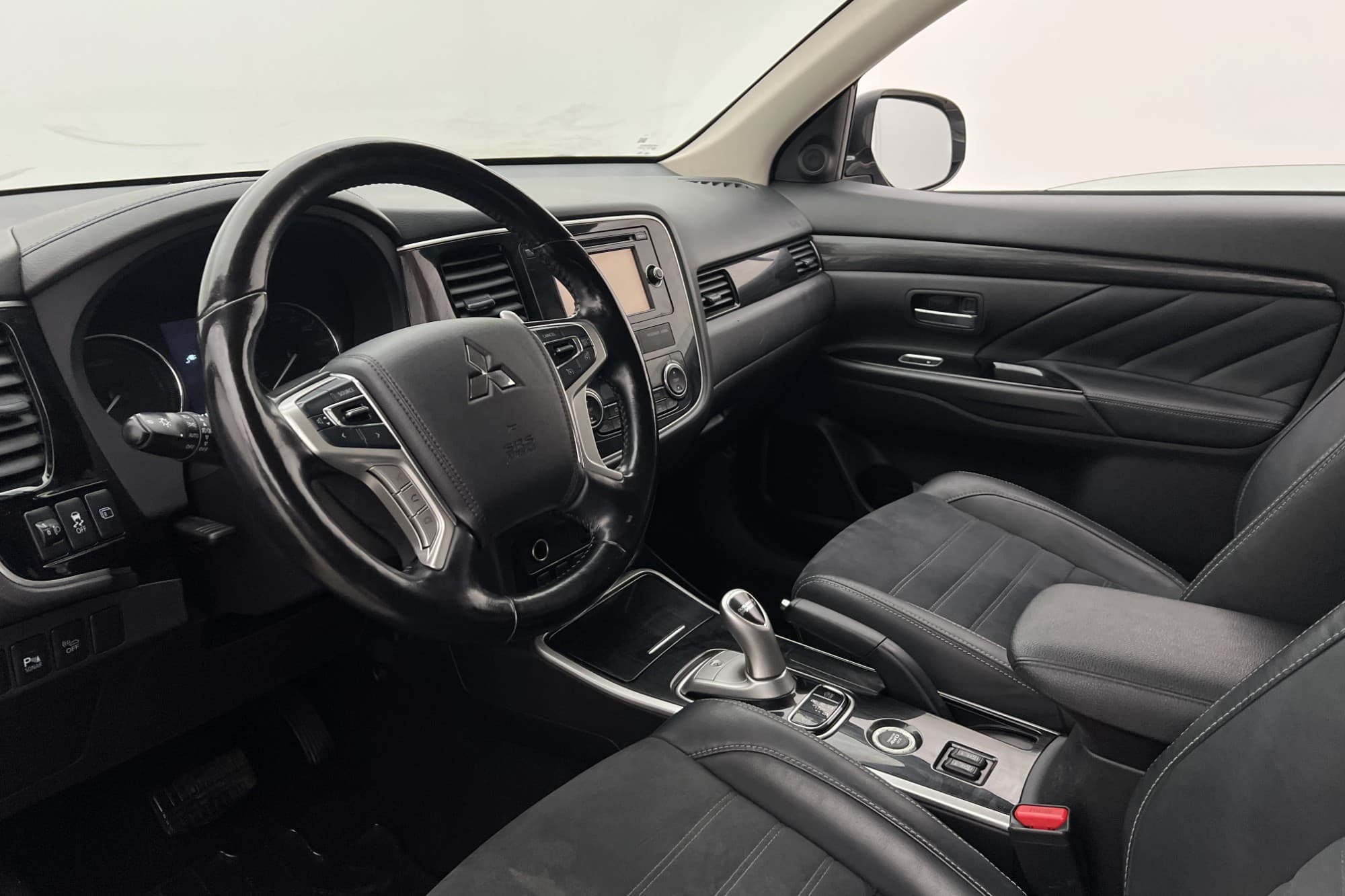 Mitsubishi Outlander PHEV 4WD 203hk Kamera Keyless Rattvärme