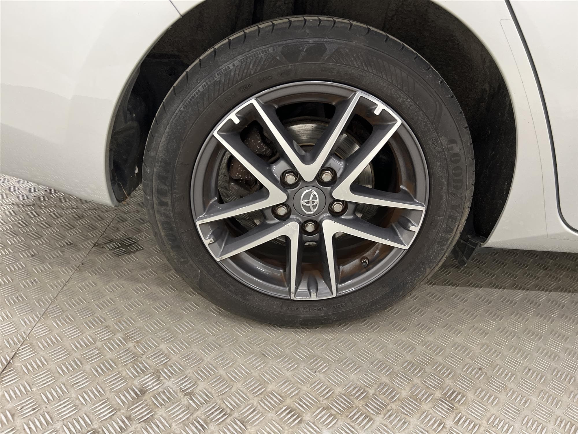Toyota Auris Hybrid e-CVT 136hk 2 Brukare B-Kam