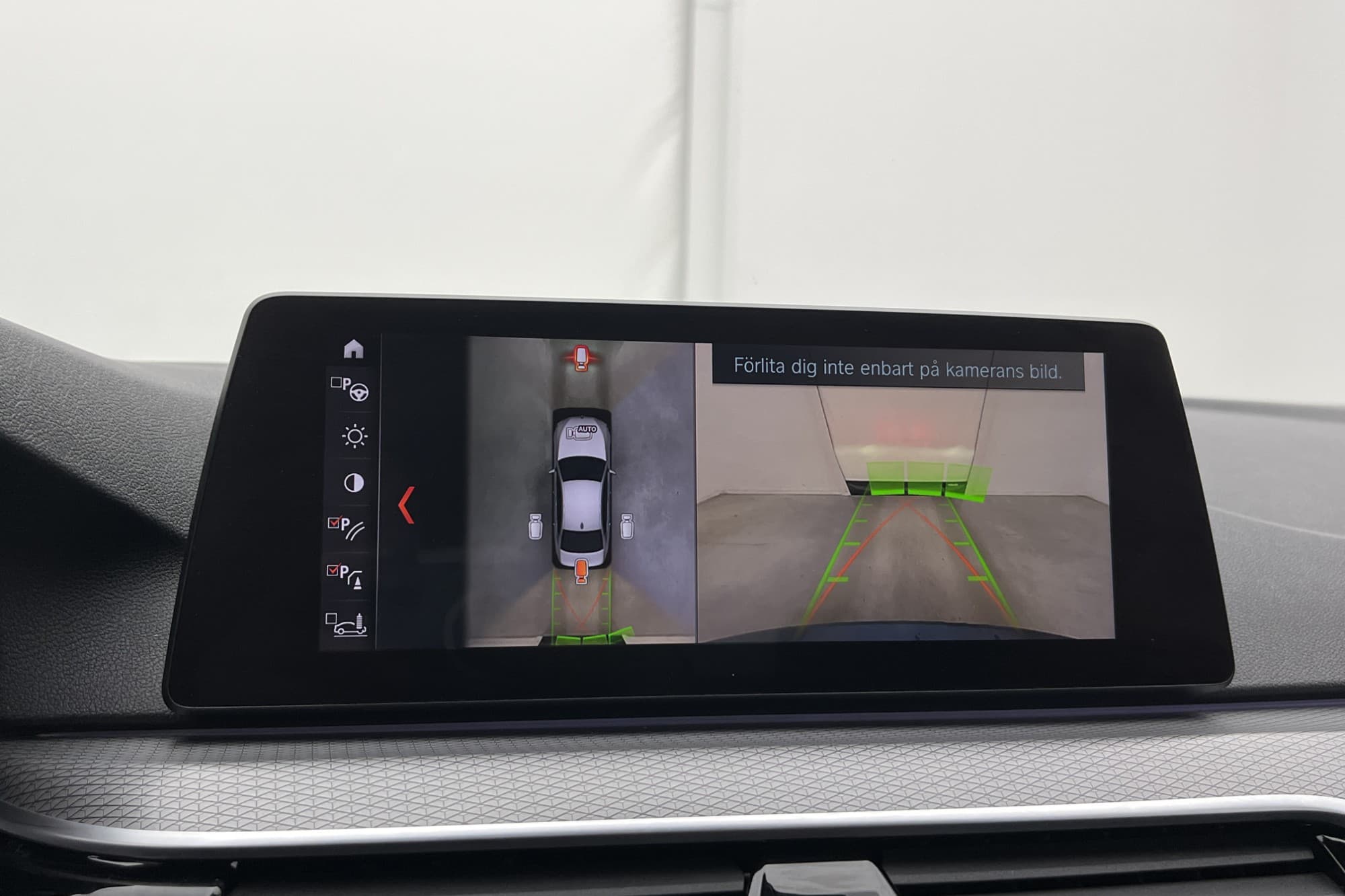 BMW 530e iPerformance M Sport 360 kamera HUD Ambient Navi