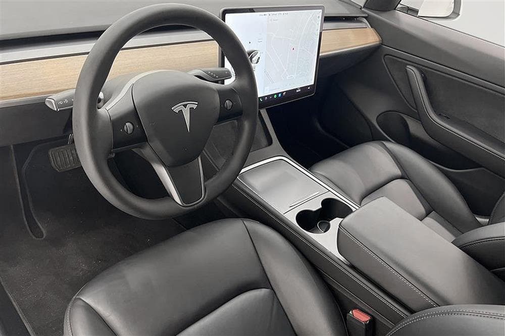 Tesla Model 3 Long Range AWD 440hk Svensksåld Premiuminteriör