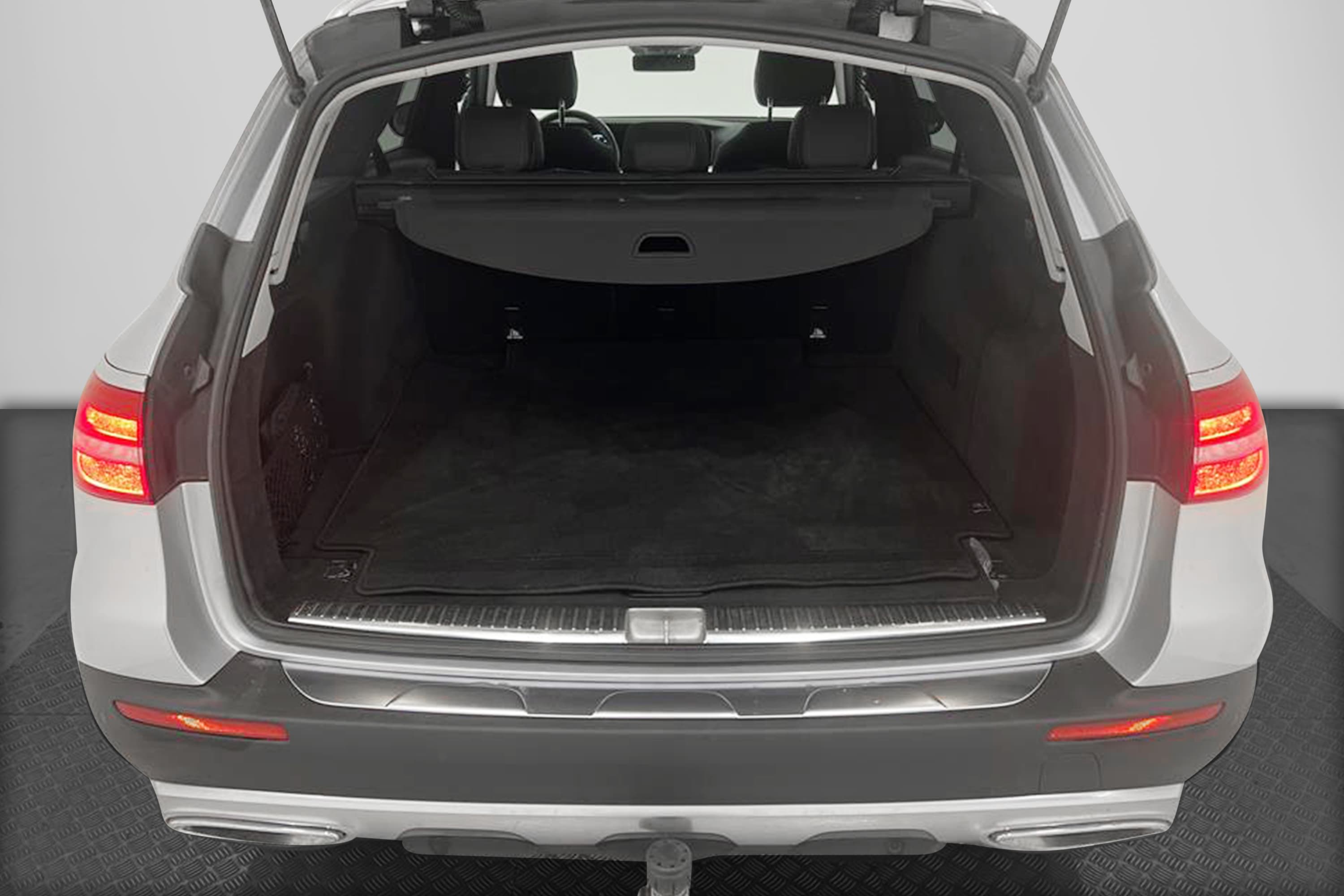 Mercedes-Benz E 220d 4M All-T 194hk D-värm Burmester 360°interiör