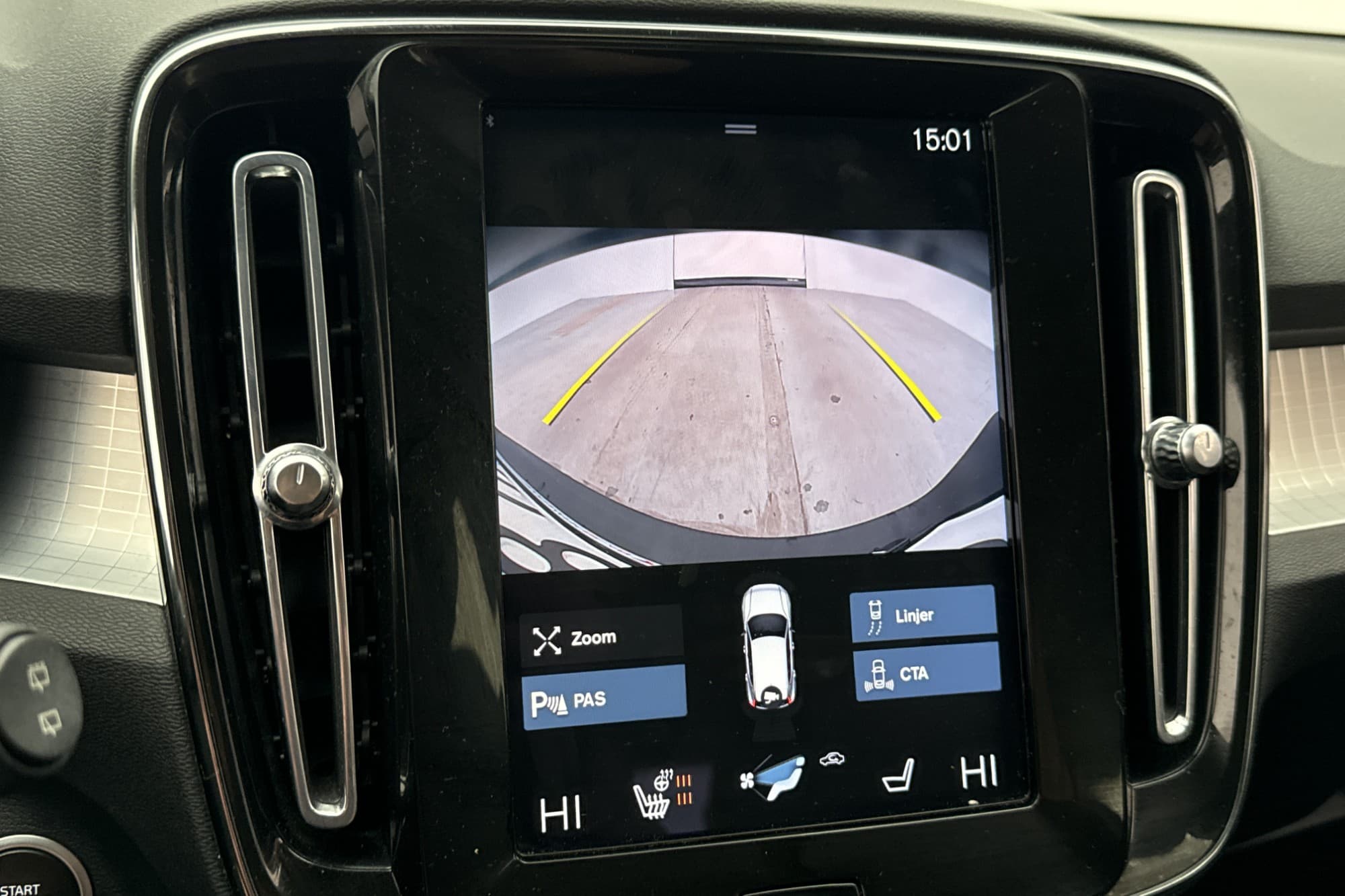 Volvo XC40 B4 Advanced P-Värm Kamera VOC Navi Rattvärme BLIS