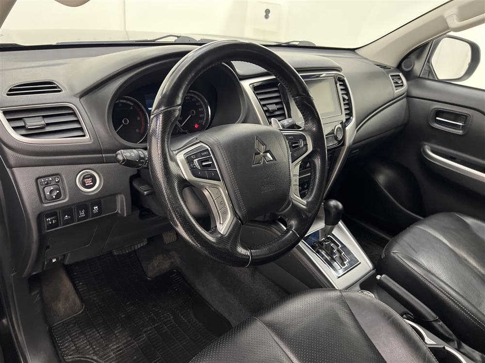 Mitsubishi L200 2.2 DI-D Aut 150hk 4x4 Premium Drag Moms interiör