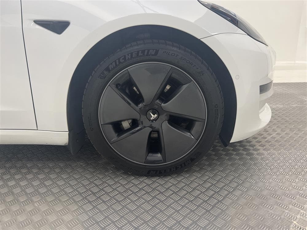 Tesla Model 3 Long Range AWD 440hk Svensksåld Premiuminteriör