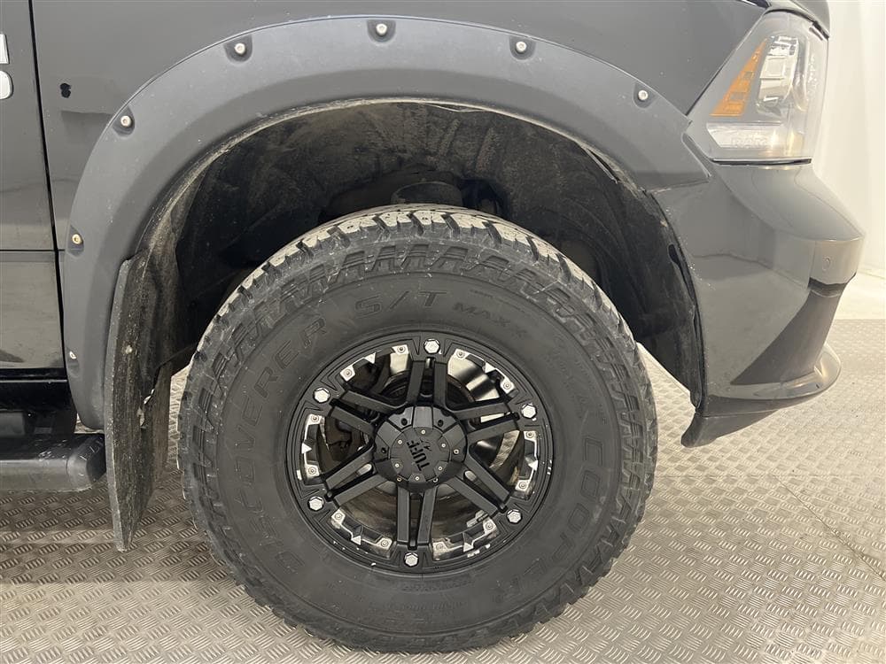 Dodge Ram Sport 5.7 Hemi 4WD 401hk Breddare Taklucka Moms interiör