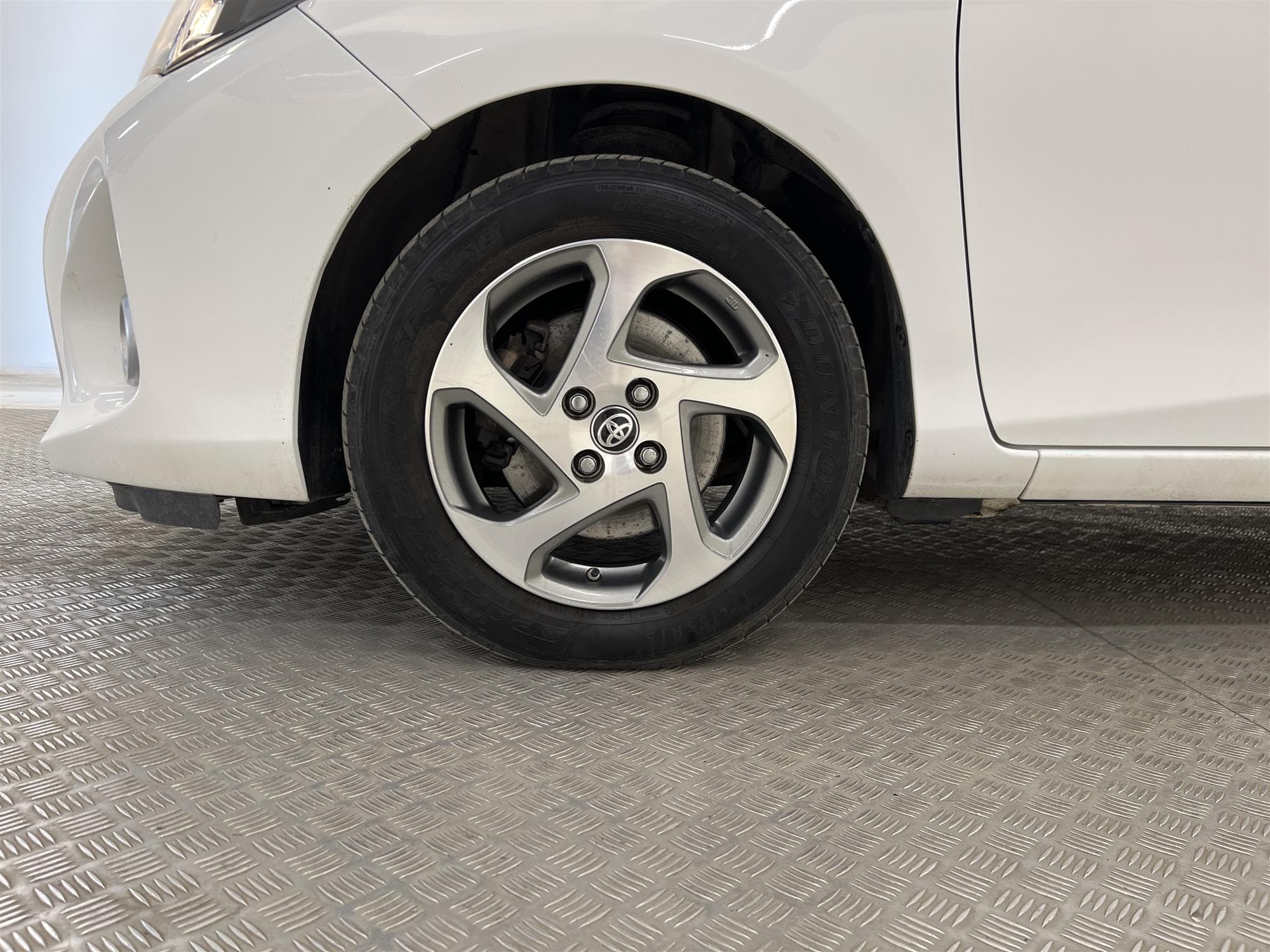 Toyota Yaris Hybrid e-CVT 101hk B-Kam 360kr Skatt 0,33L/mil
