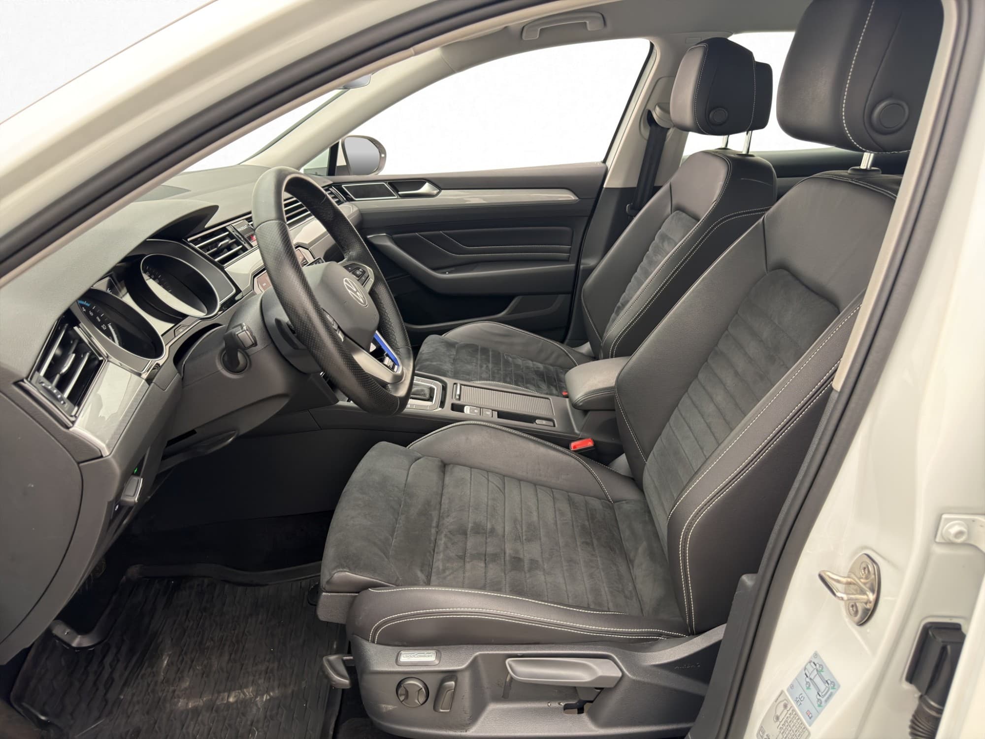 Volkswagen Passat GTE 218hk P-Värmare Navi CarPlay Halvskinn