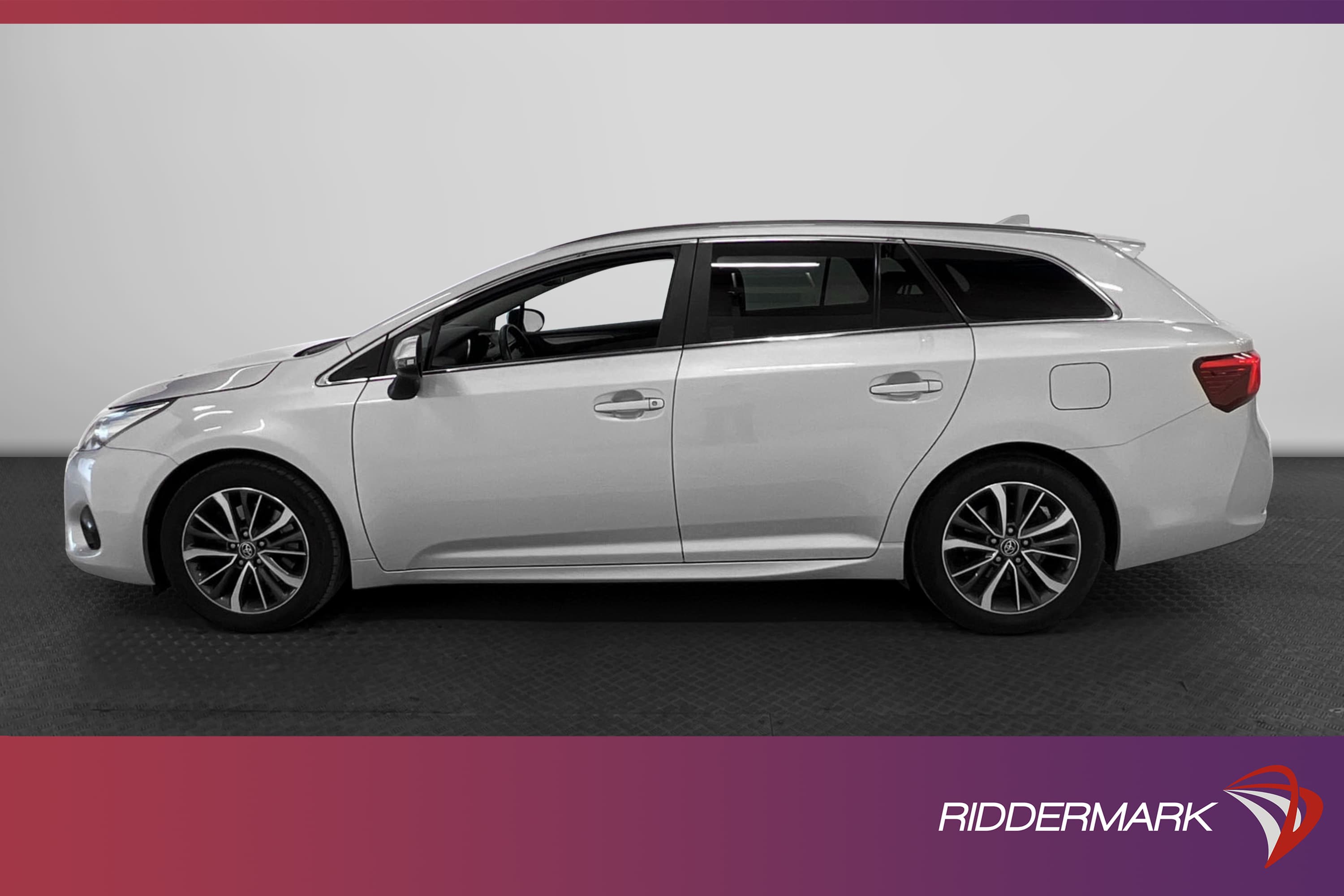 Toyota Avensis 2.0  143hk M-värm B-kamera Pano Keyless Drag