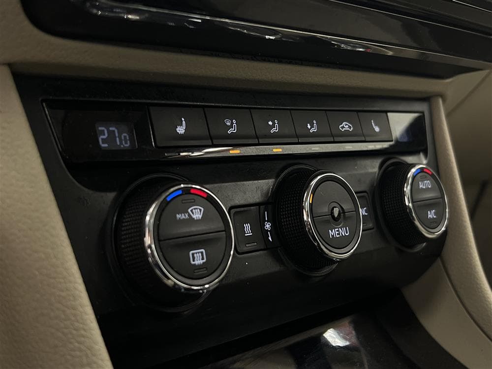 Skoda Superb 2.0 TDI Kombi 190hk L&K Pano Navi D-Värm Skinn