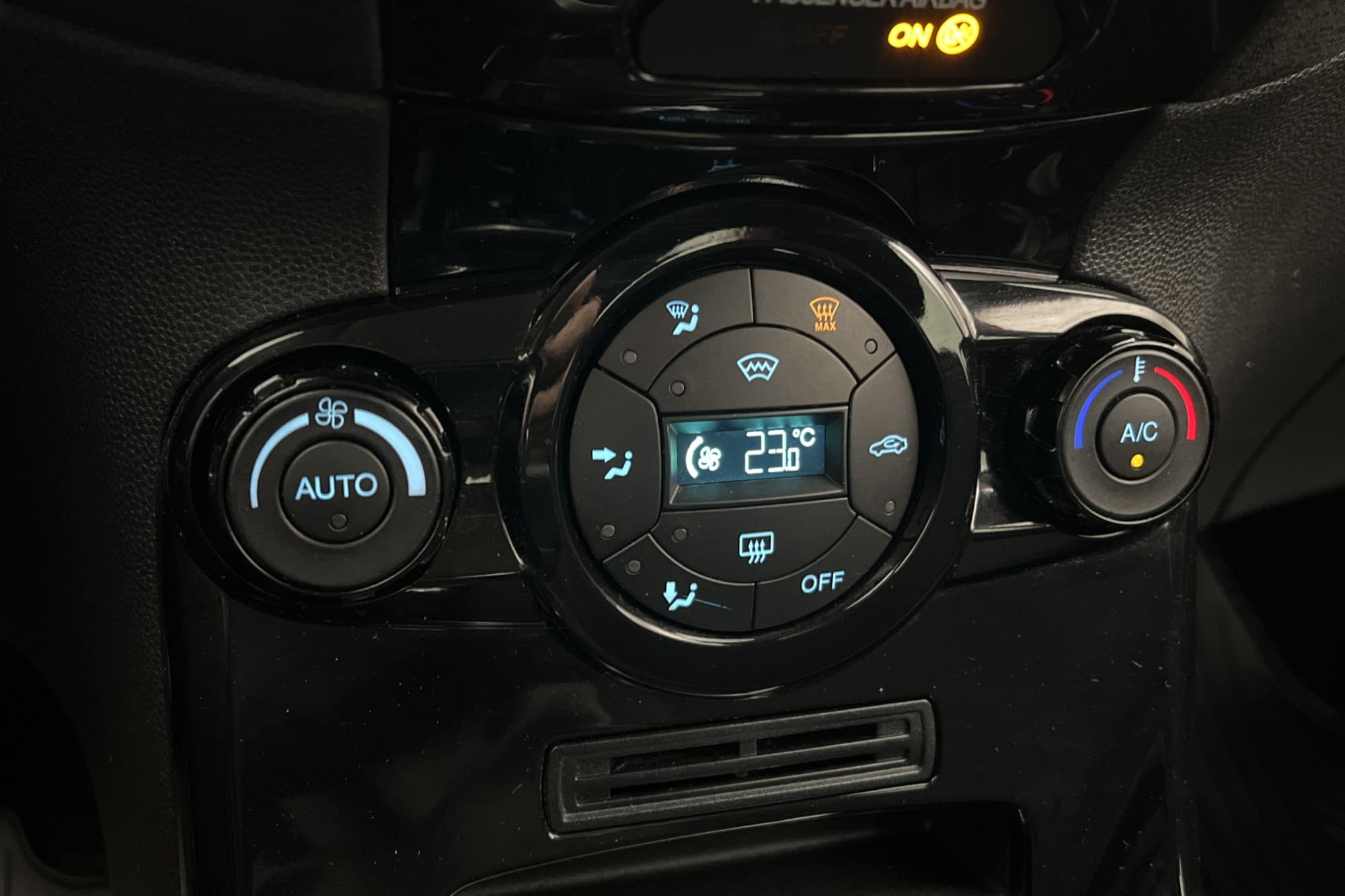 Ford Fiesta 1.0 80hk Titanium ACC Bluetooth Låg skatt Nyserv