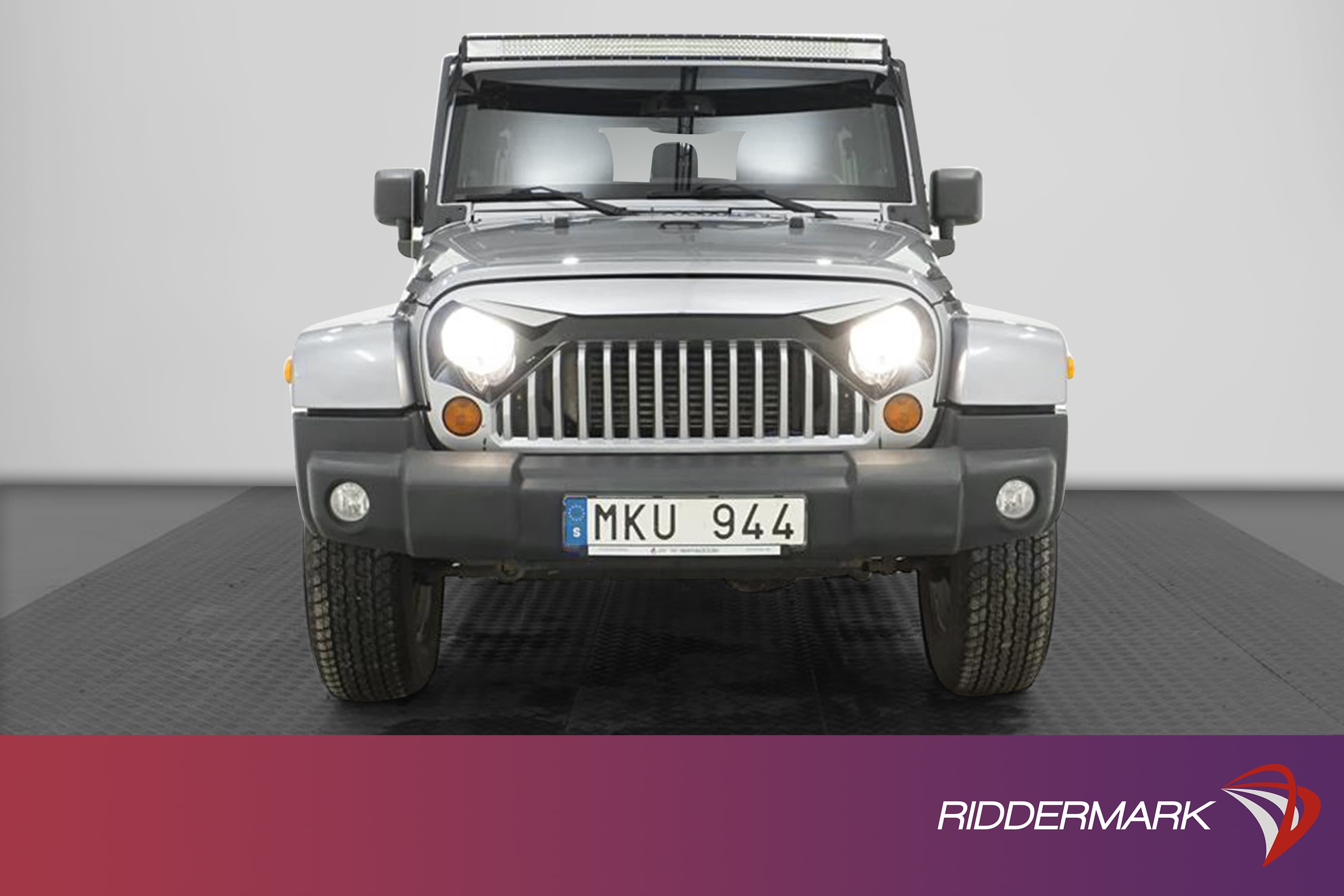 Jeep Wrangler 4WD Unlimited Sahara Edition Skinn Drag Naviexteriör