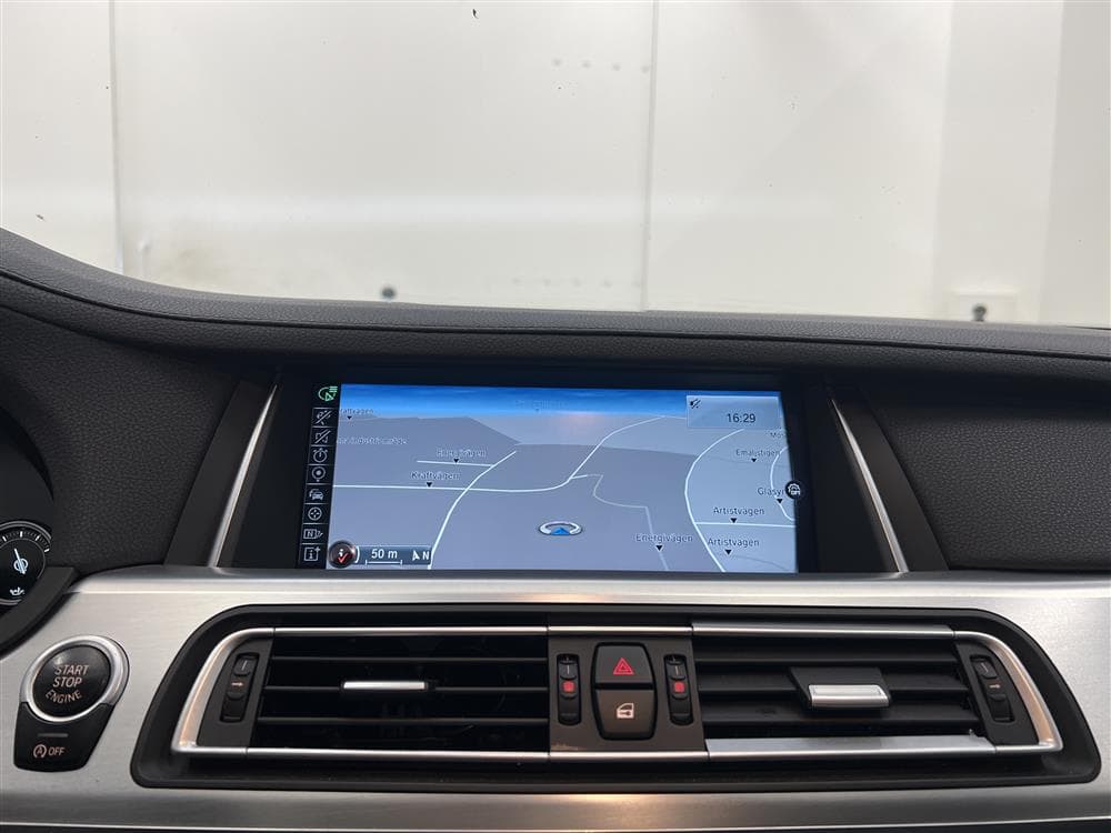 BMW 740d xDrive 313hk M-Sport H/K T-lucka HUD GPS B-kam Drag