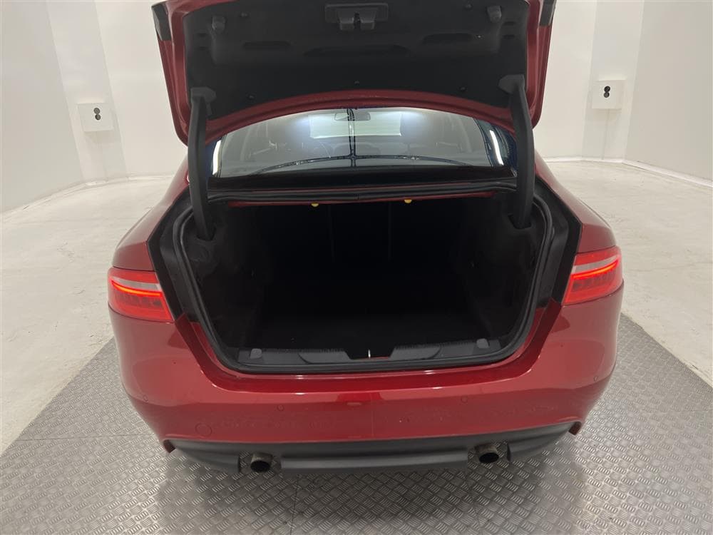 Jaguar XE 2.5T 240hk Navi B-kam Välservad Keyless 0,75l/milinteriör
