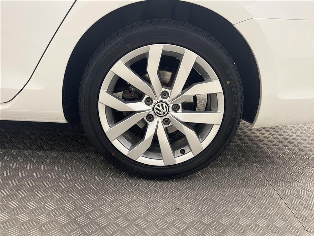 Volkswagen Golf 2.0 TDI 150hk Automat D-Värmare Faceliftinteriör