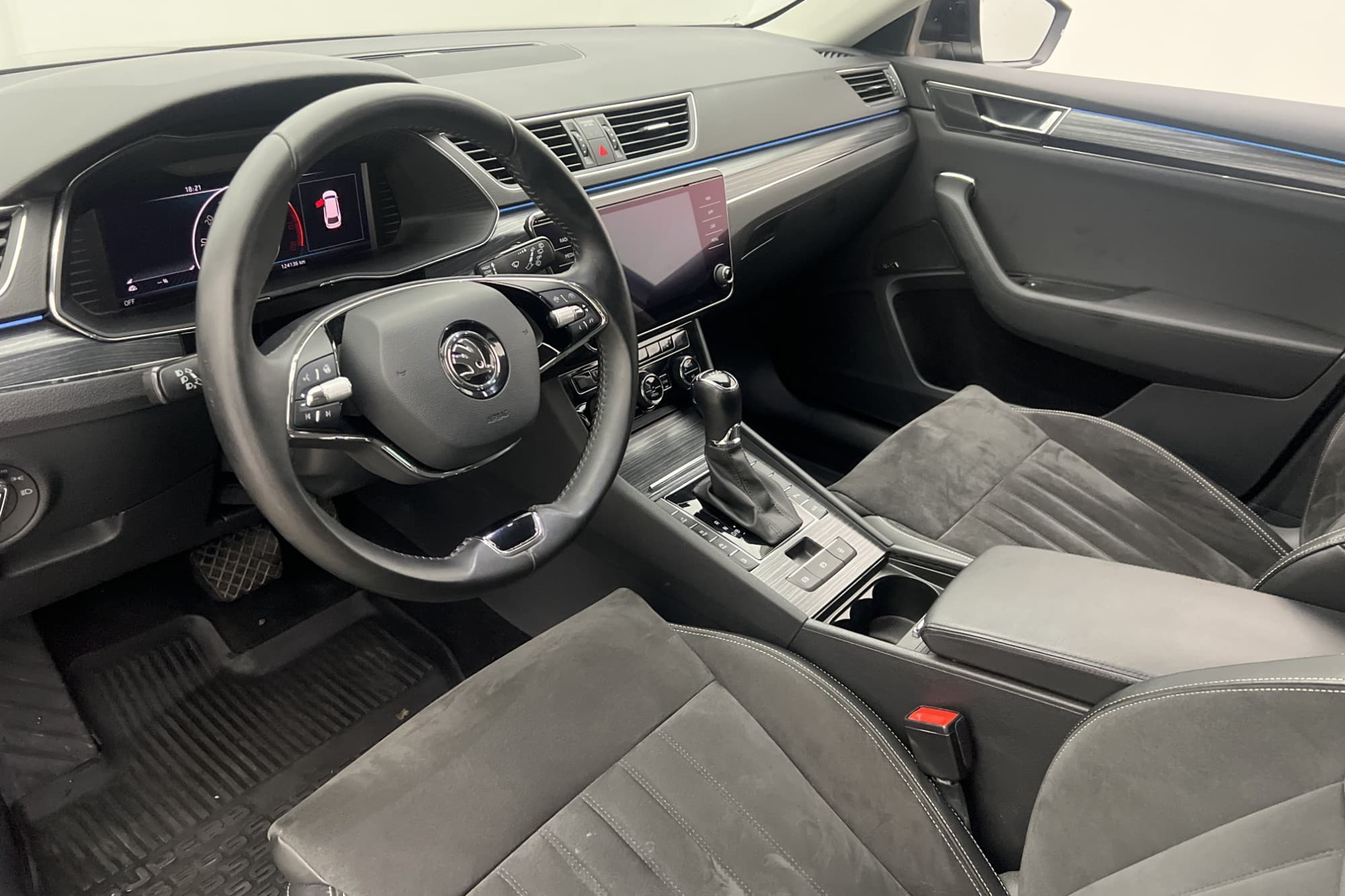 Skoda Superb iV 1.4 Plug-in 218hk Style Värm Canton Cockpit