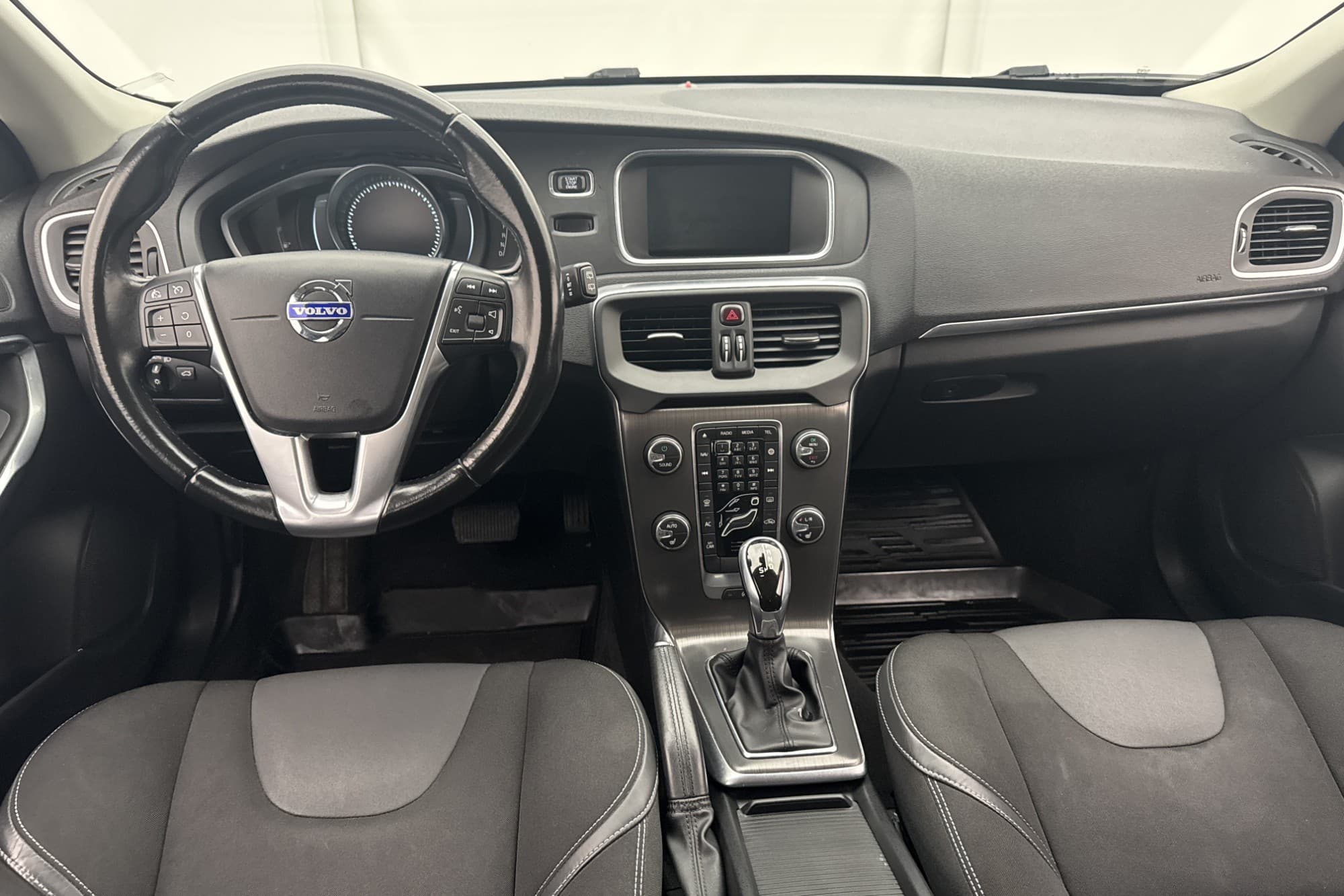 Volvo V40 D2 Momentum VOC D-Värmare P-Sensorer Halvskinn 