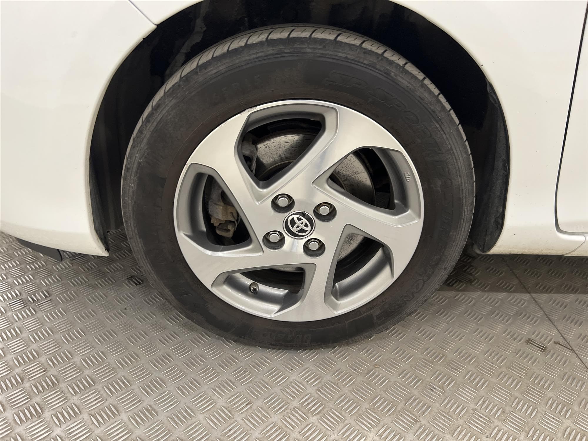 Toyota Yaris Hybrid e-CVT 101hk 2 Brukare B-Kam 360kr Skatt
