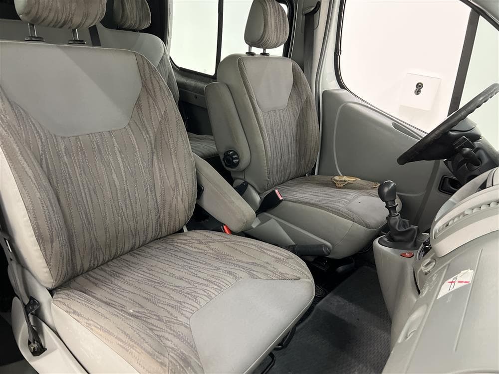 Nissan Primastar Crew Van 2.0 dCi Dragkrok Lång 5-sits interiör