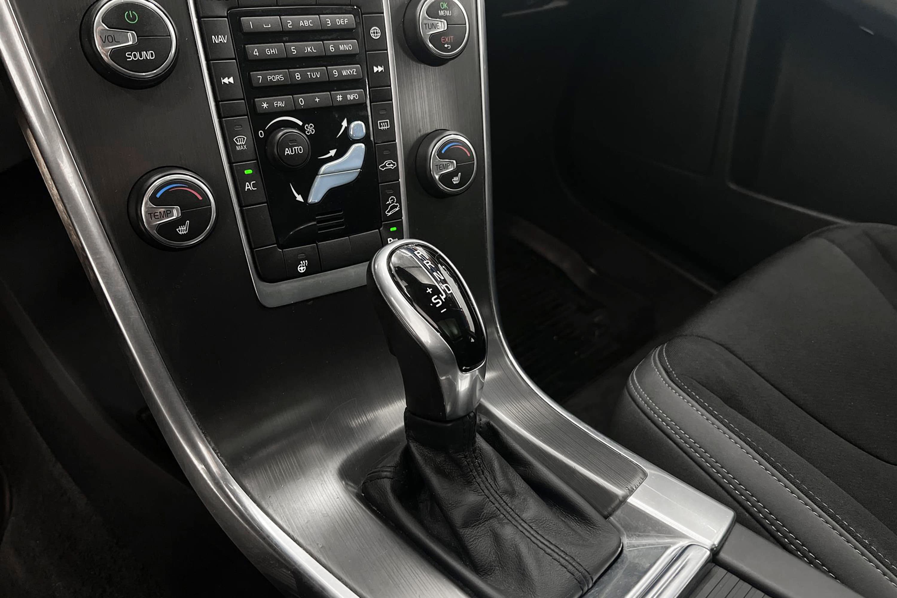 Volvo  XC60 D4 AWD 181hk Voc Pano Navi D-Värm Drag PDC 