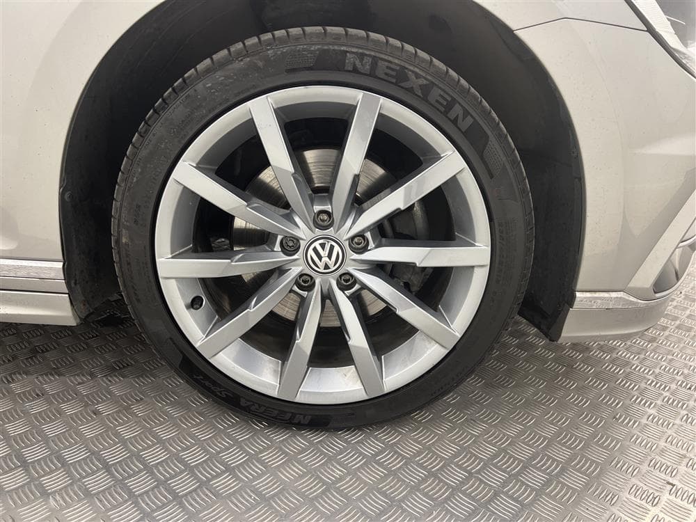 Volkswagen Passat 2.0 TDI 4M R-line Cockpit D-värm B-kamerainteriör