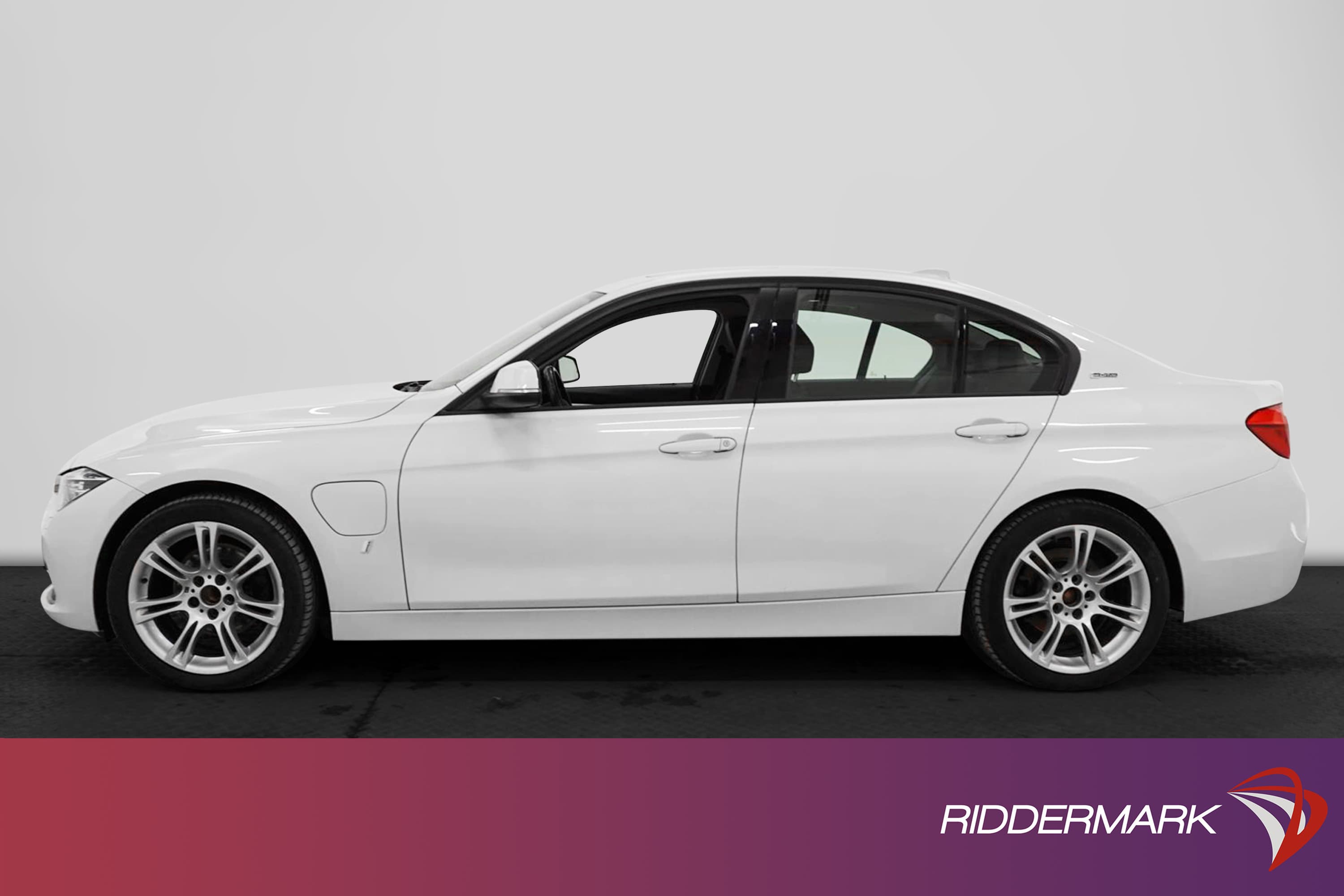 BMW 330e Sedan 252hk