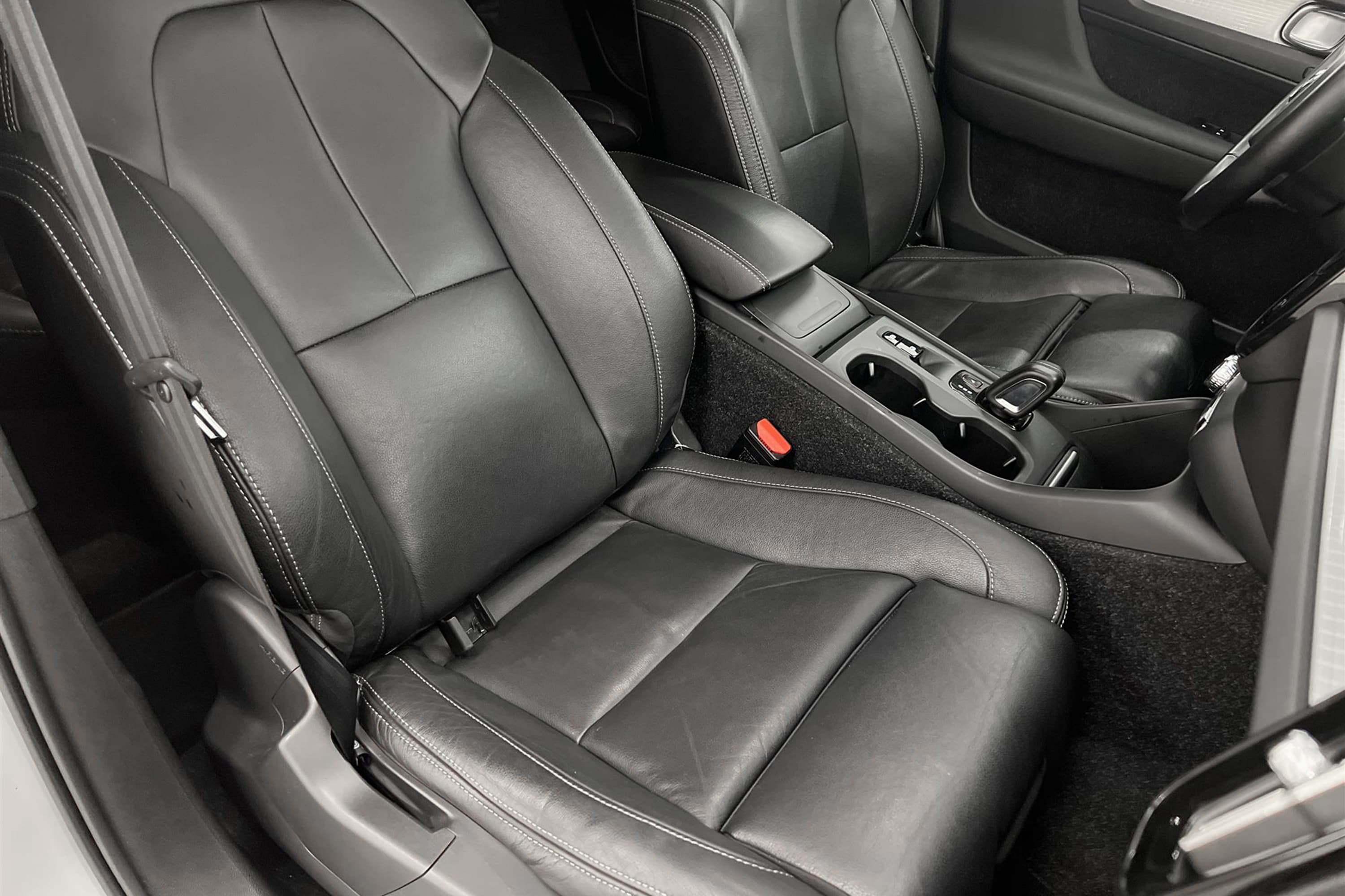 Volvo XC40 D3 150hk Momentum VOC Värmare Kamera Skinn Naviinteriör