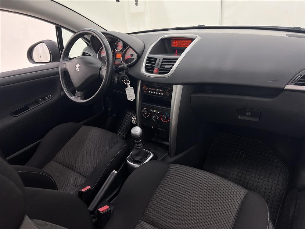 Peugeot 207 CC 1.6 HDI 112hk Nyservad Nybesiktigad 0.49l/milinteriör