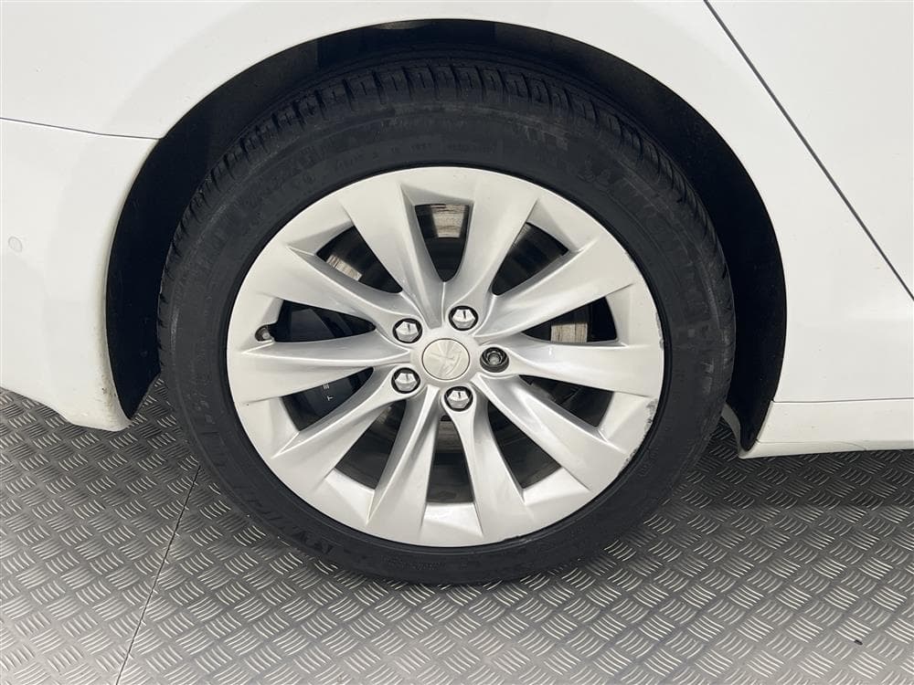 Tesla Model Standard Range AWD Luftfjädring AP Sv-såldinteriör