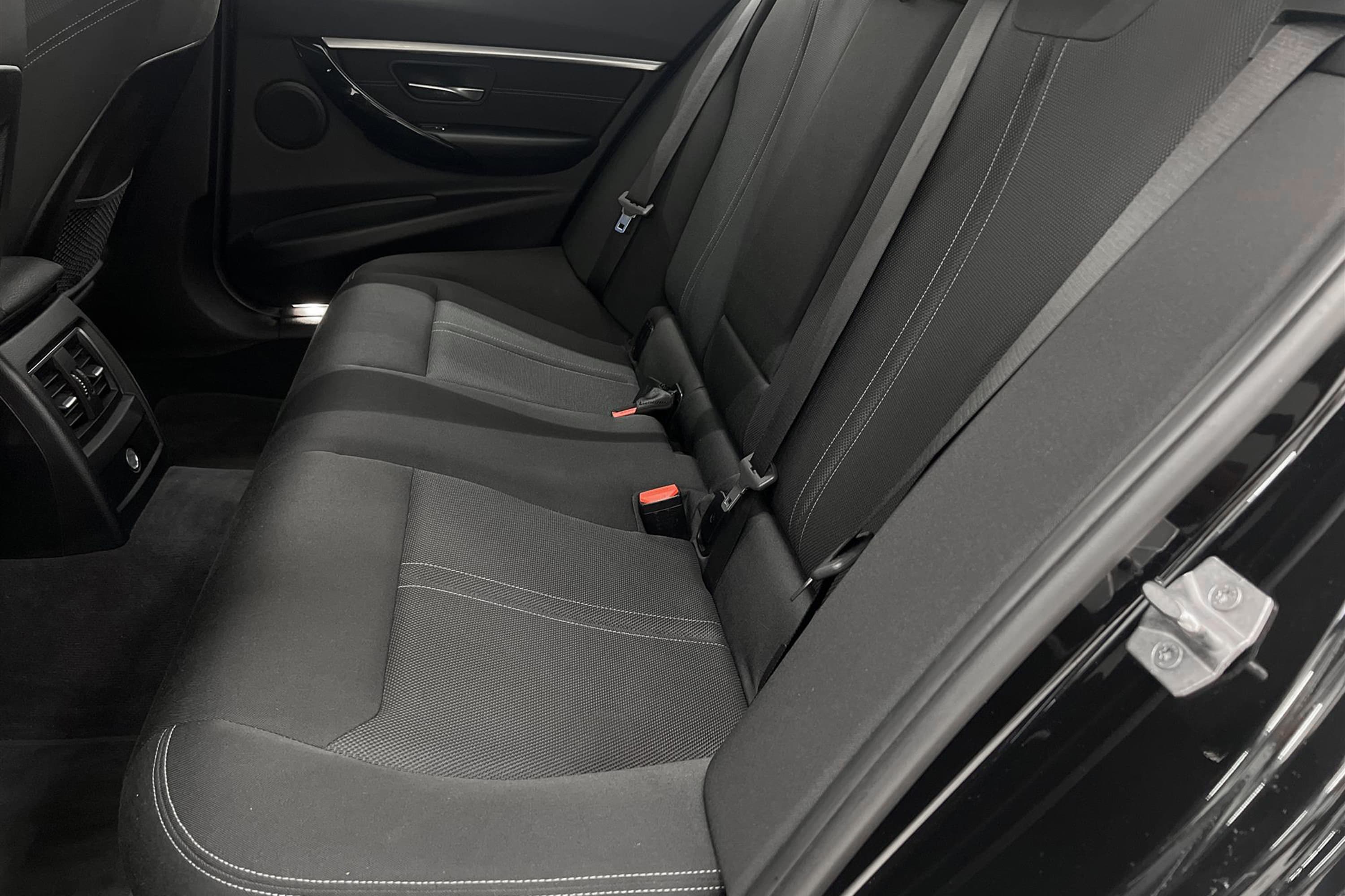 BMW 318d 150hk Sport line Cockpit Drag Navi Elstol Med Minne