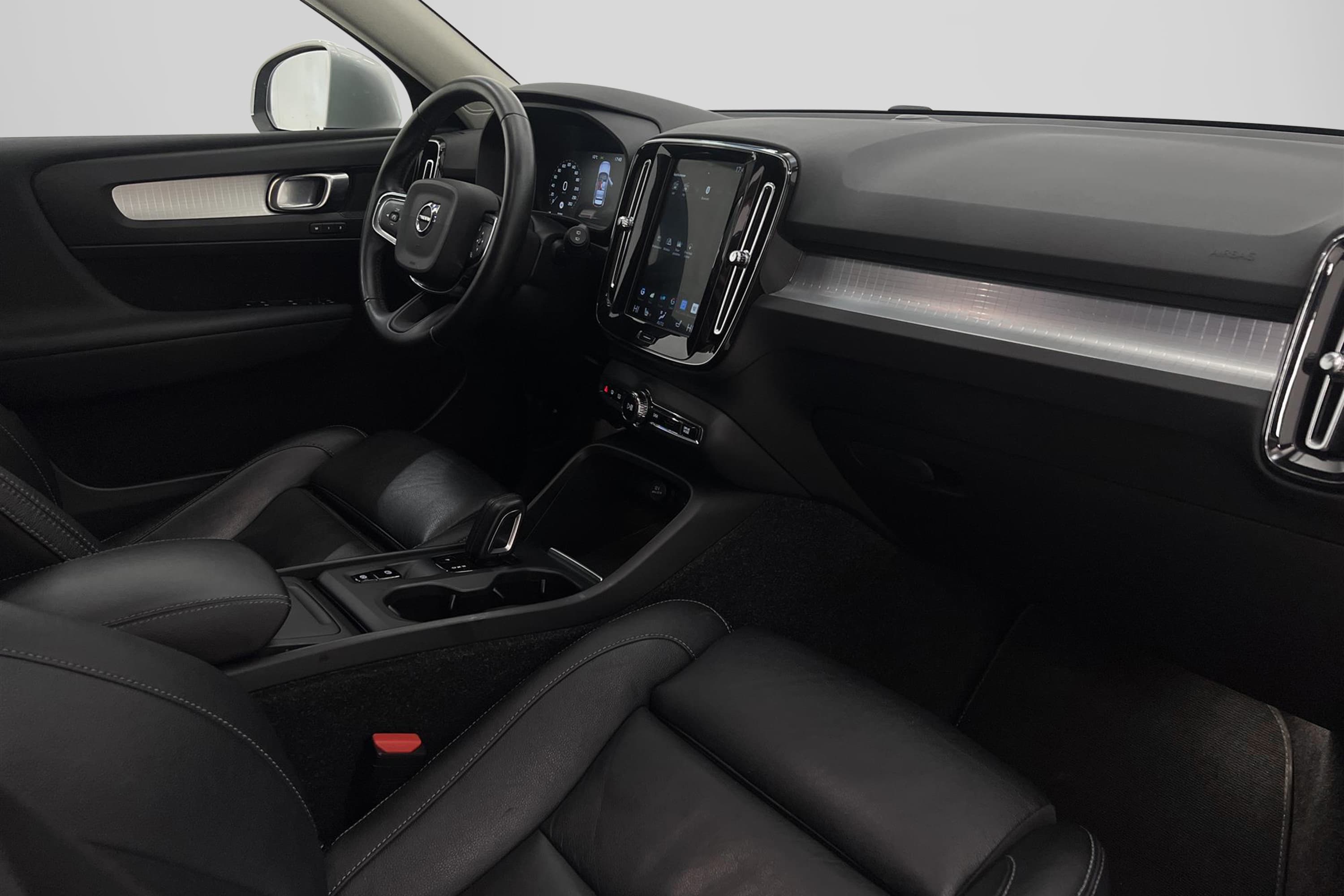 Volvo XC40 D3 150hk Momentum VOC Värmare Kamera Skinn Naviinteriör