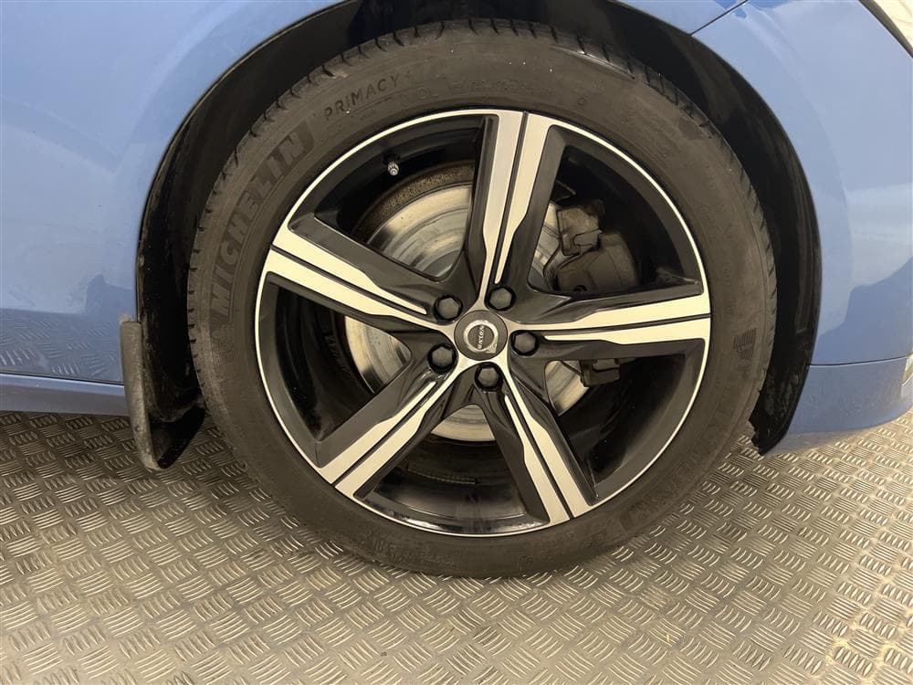 Volvo V90 D5 AWD 235hk R-Design B&W GPS HUD 360° Värmare 