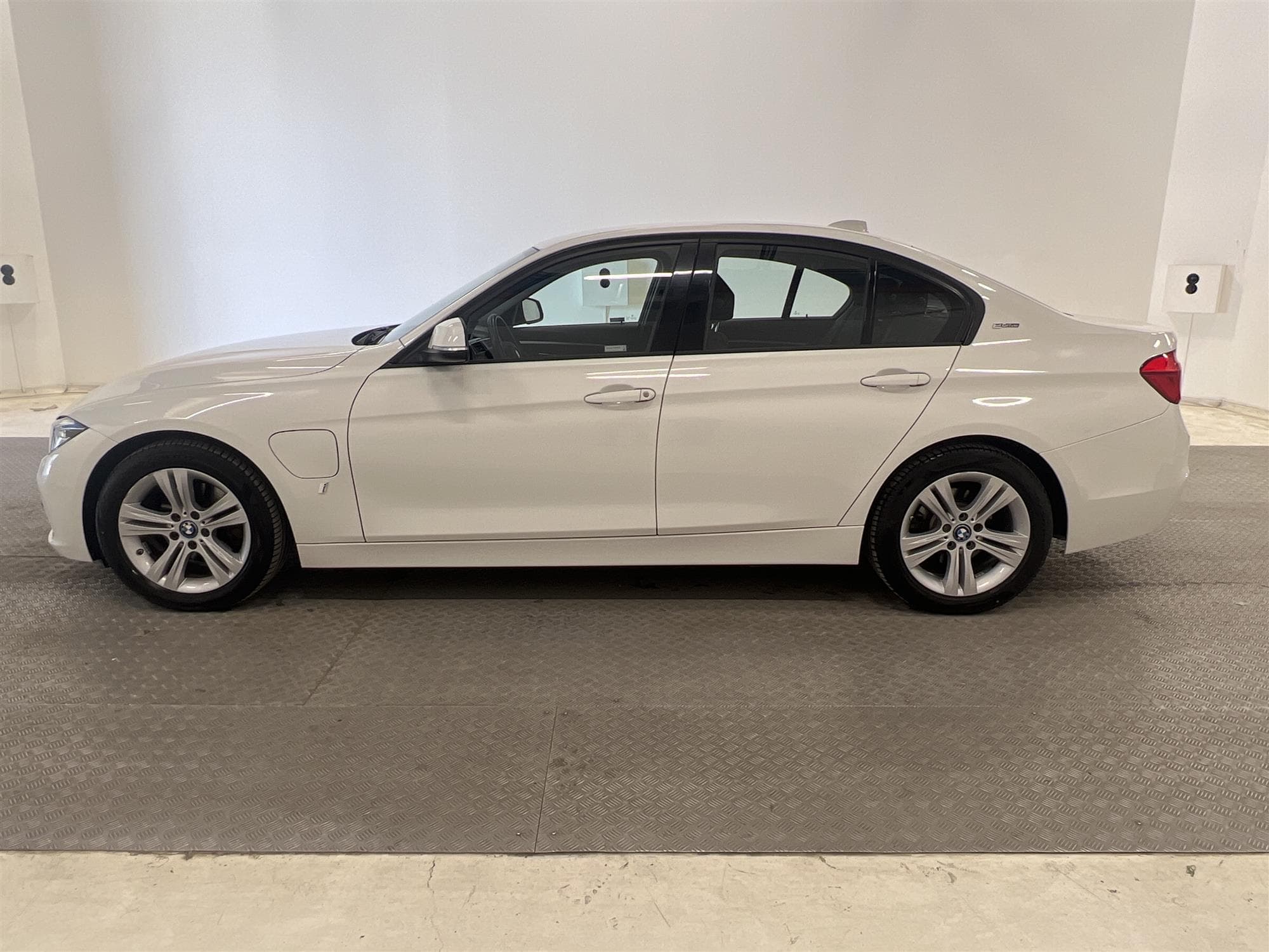 BMW 330e sedan 252hk