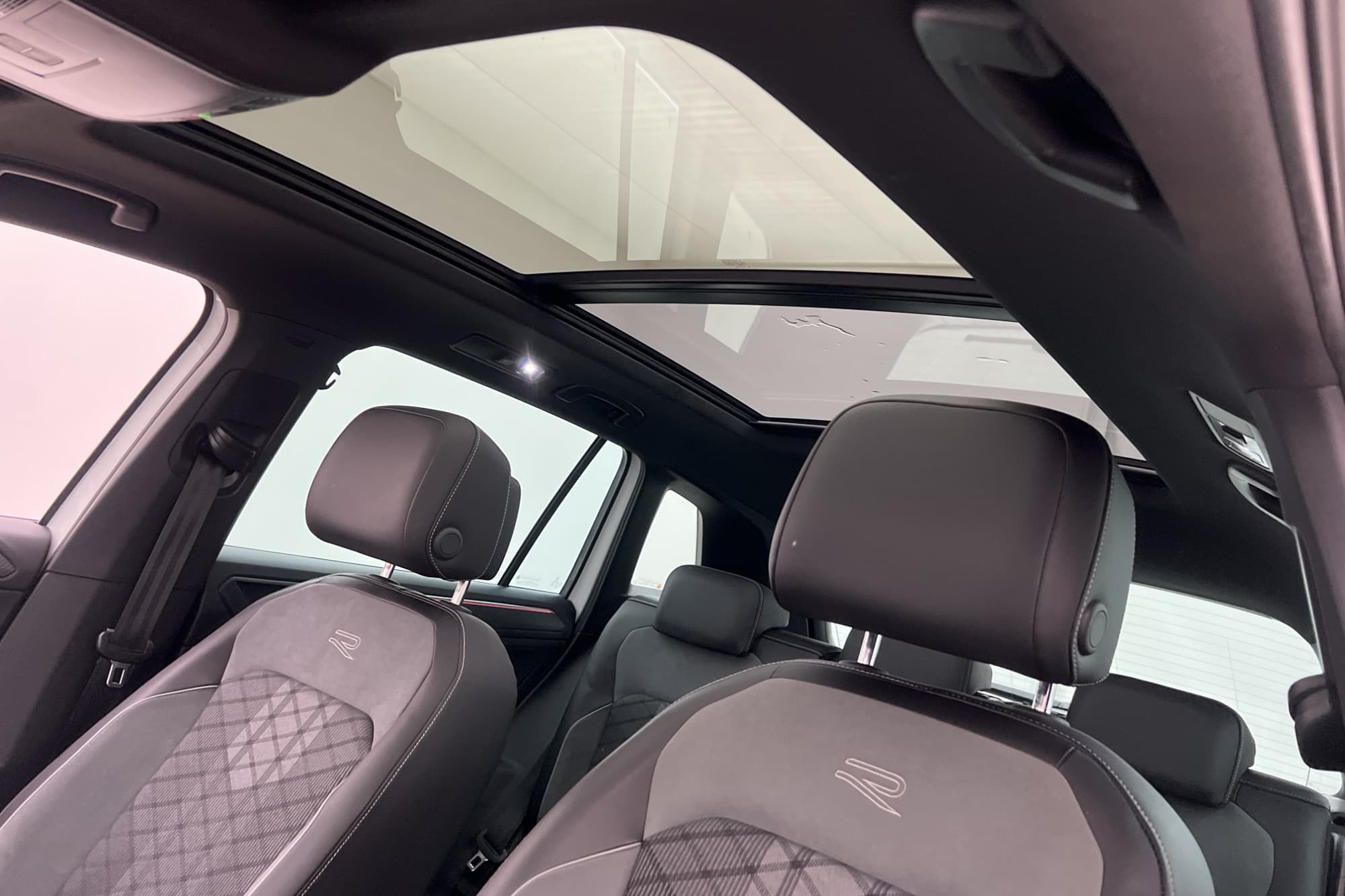 Volkswagen Tiguan eHybrid 245hk R Line Kamera Pano Drag MOMS