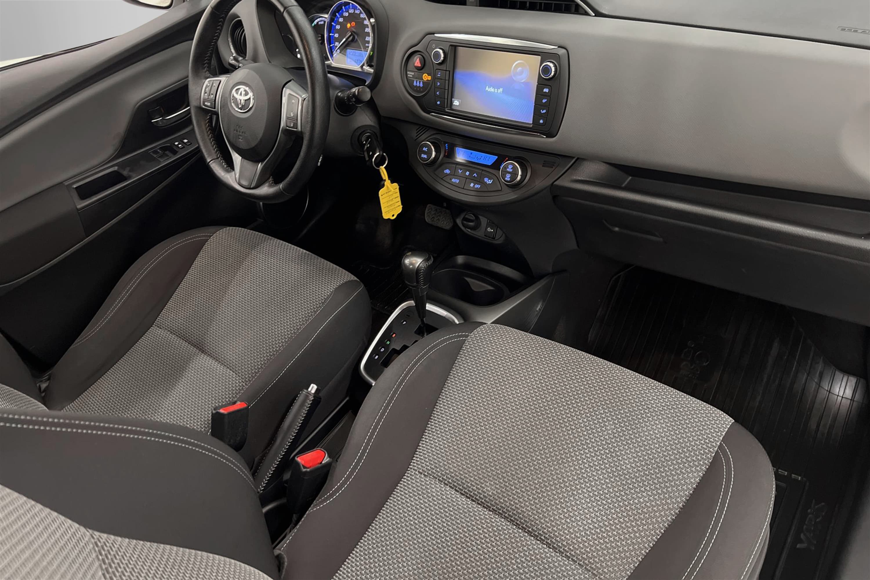 Toyota Yaris Hybrid e-CVT 101hk 2 Brukare B-Kam 360kr Skatt