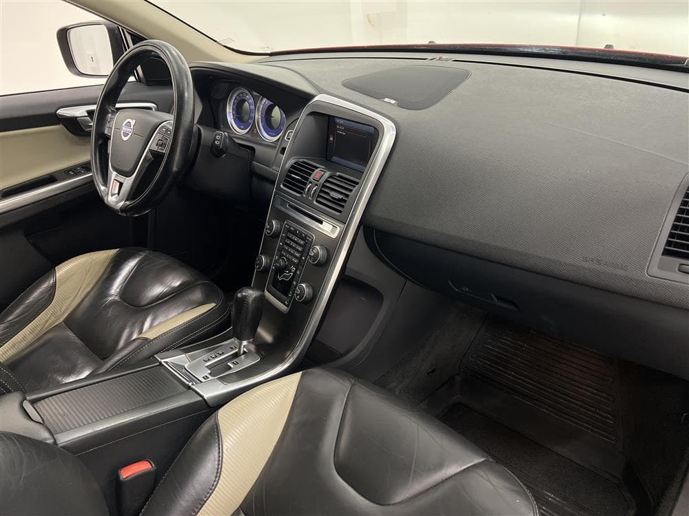 Volvo XC60 D3 163hk AWD R-Design D-Värm VOC Pano Skinn Naviinteriör