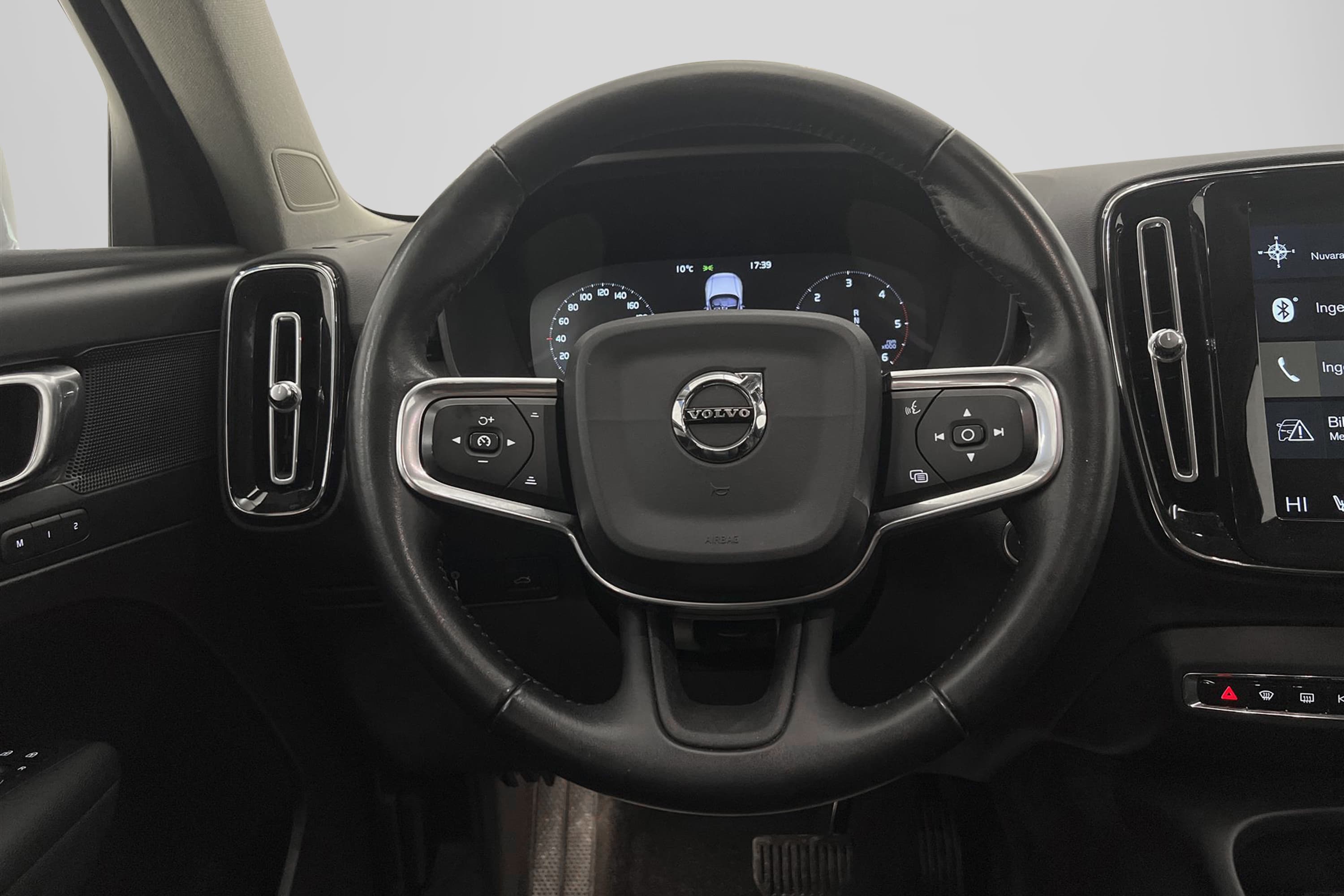 Volvo XC40 D3 150hk Momentum VOC Värmare Kamera Skinn Naviinteriör