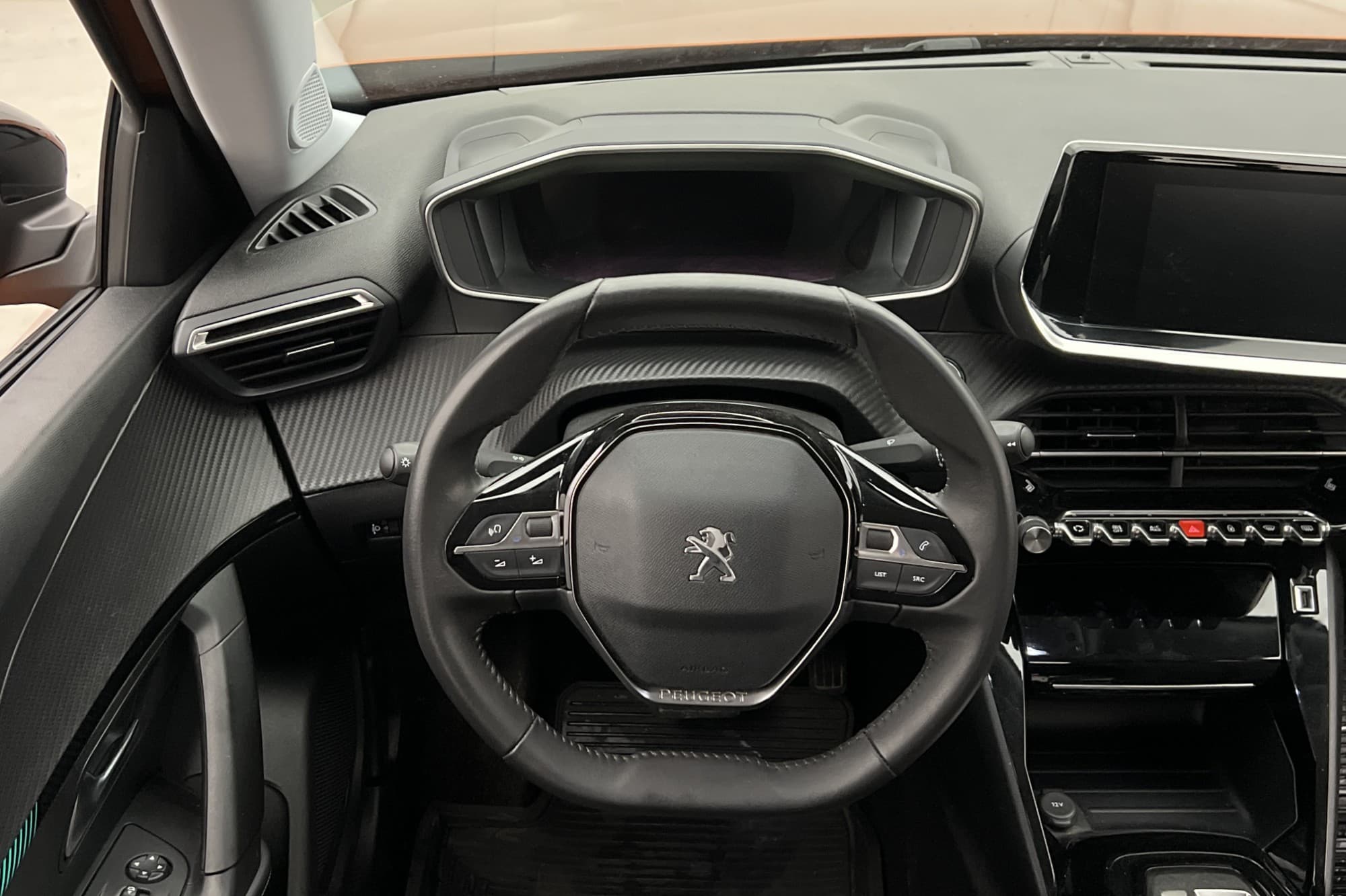 Peugeot e-2008 136hk Allure CarPlay Backkamera Kolfiber