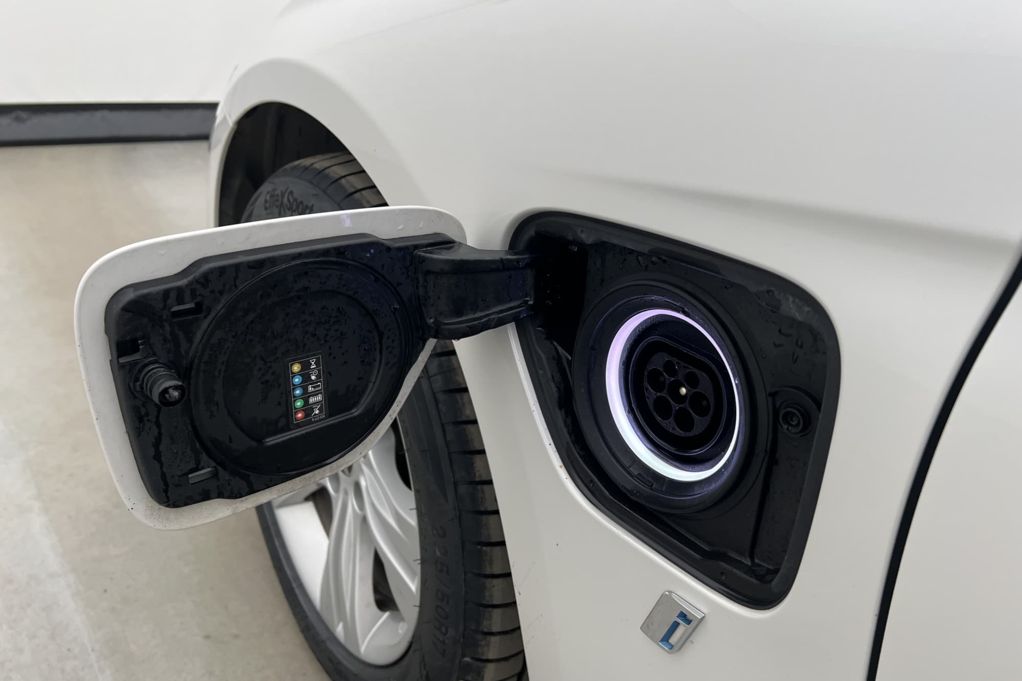 BMW 330e Sedan 252hk Sport line H/K Navi Rattvärme Sensorer