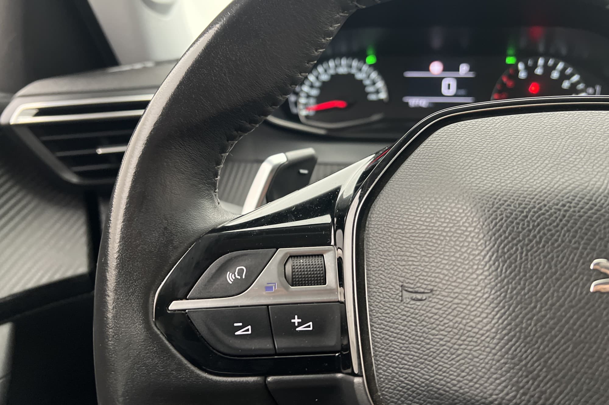 Peugeot 2008 1.2 PureTech 130hk P-Sensor Mirrolink MOMS