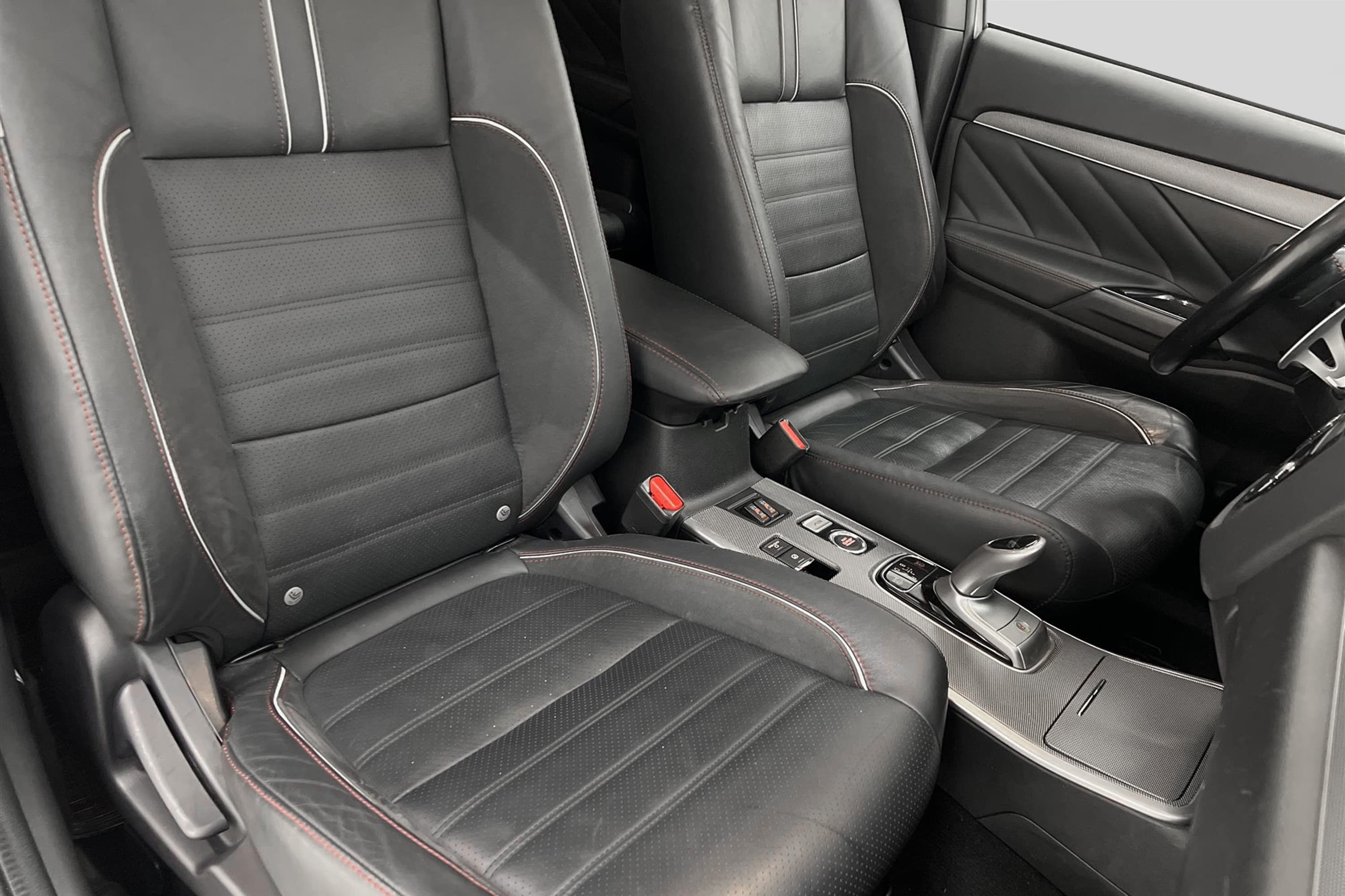 Mitsubishi Outlander P-HEV 4WD 360° Drag Taklucka Carplayinteriör