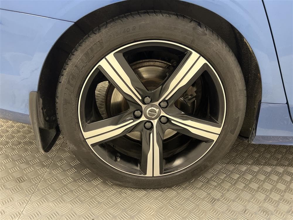 Volvo V90 D5 AWD 235hk R-Design B&W GPS HUD 360° Värmare 