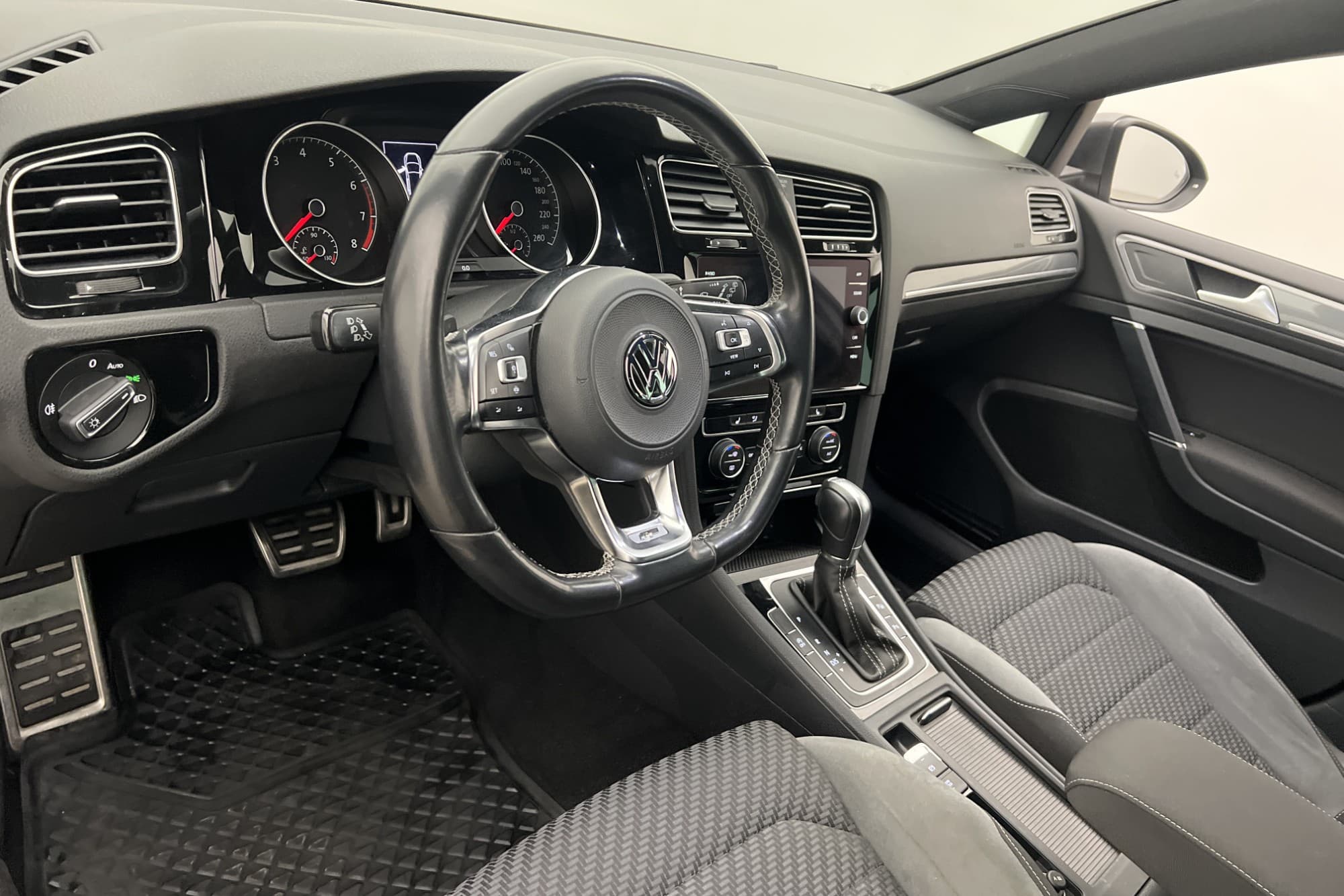 Volkswagen Golf SC 1.5 TSI 150hk R-Line Backkamera CarPlay