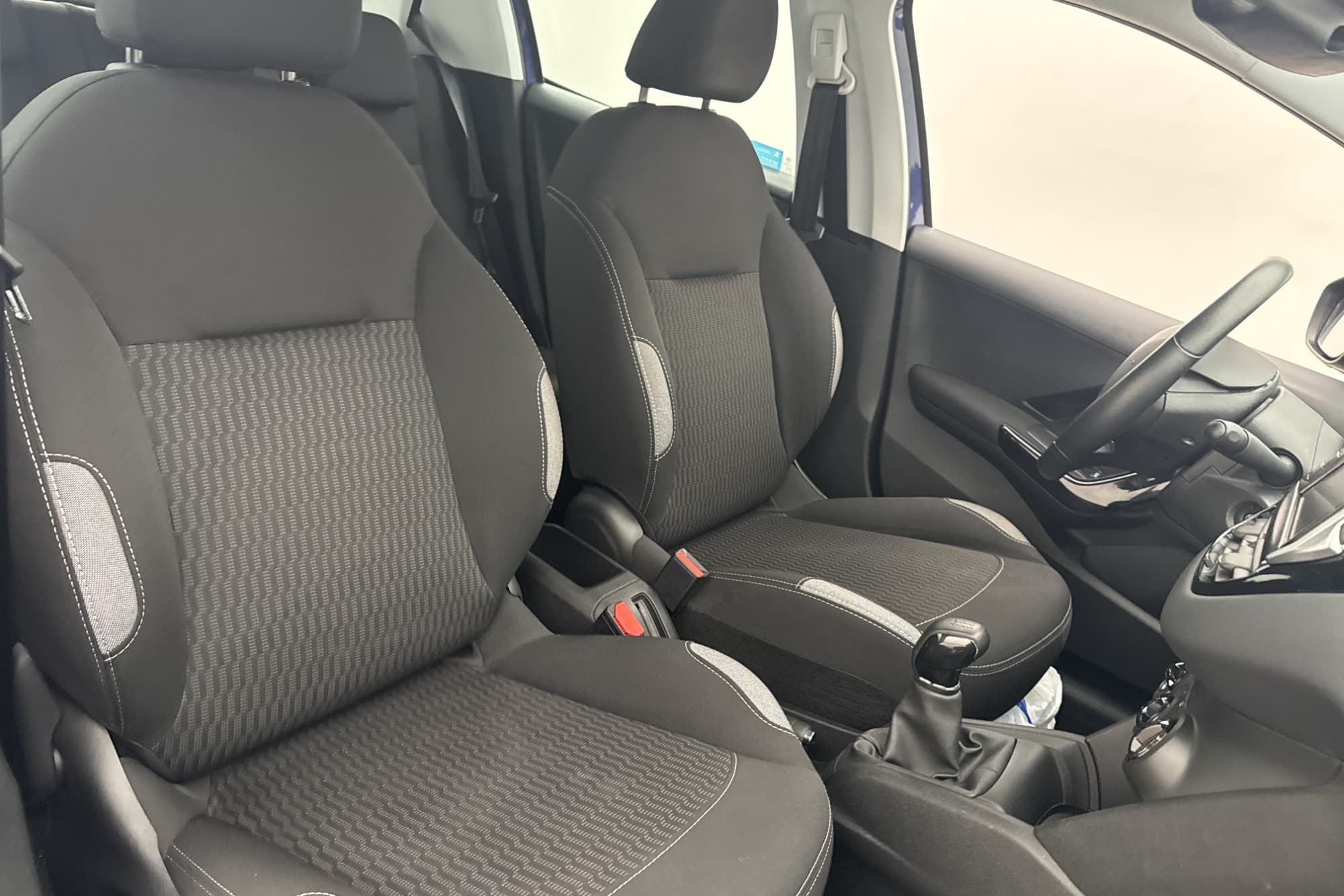 Peugeot 208 1.2 VTi 82hk En-Brukare M&K-Värmare Farthållare